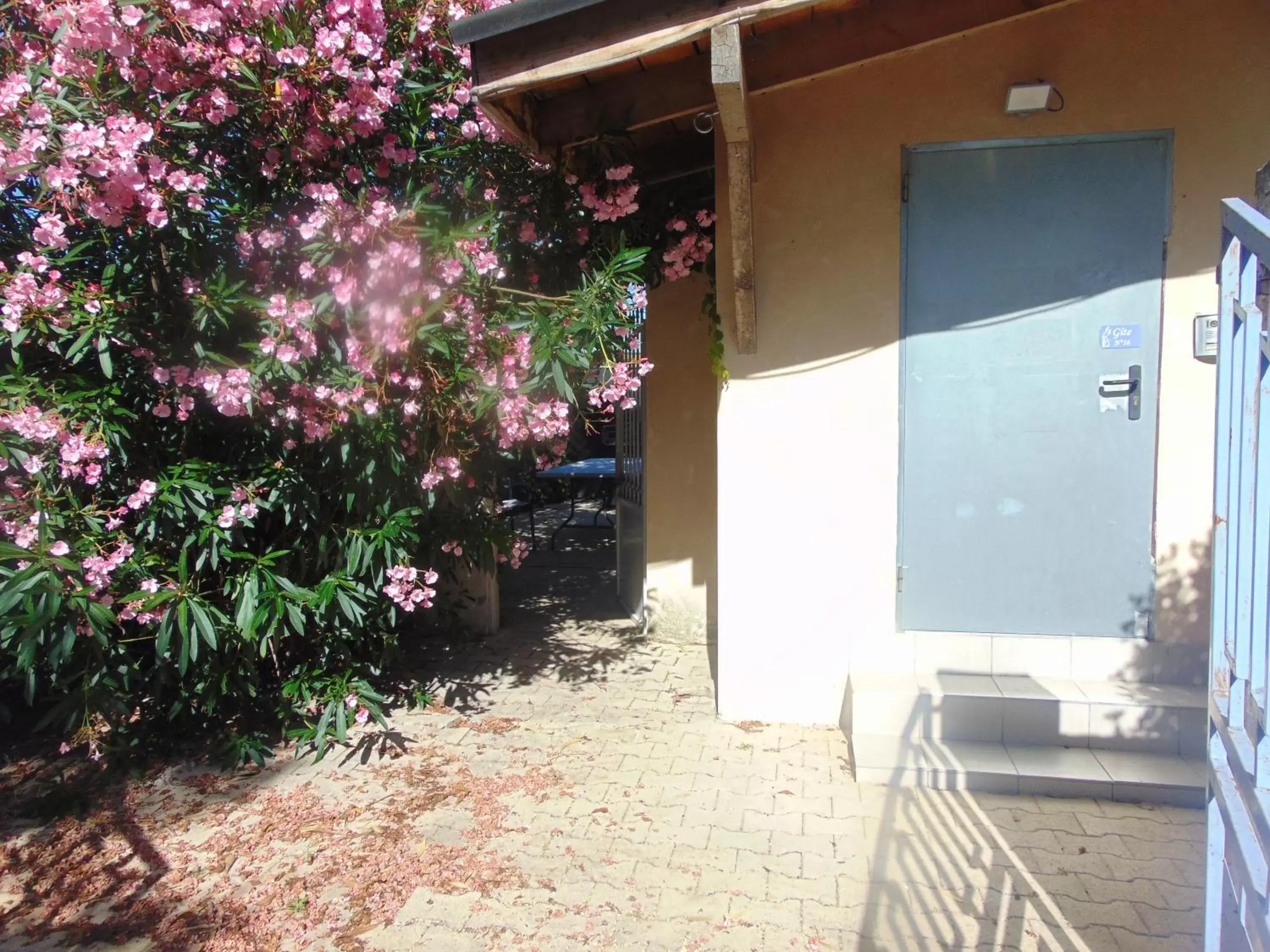 Standard Triple Studio in Le Relais de la RN7 Standard Triple Studio in Le Relais de la RN7