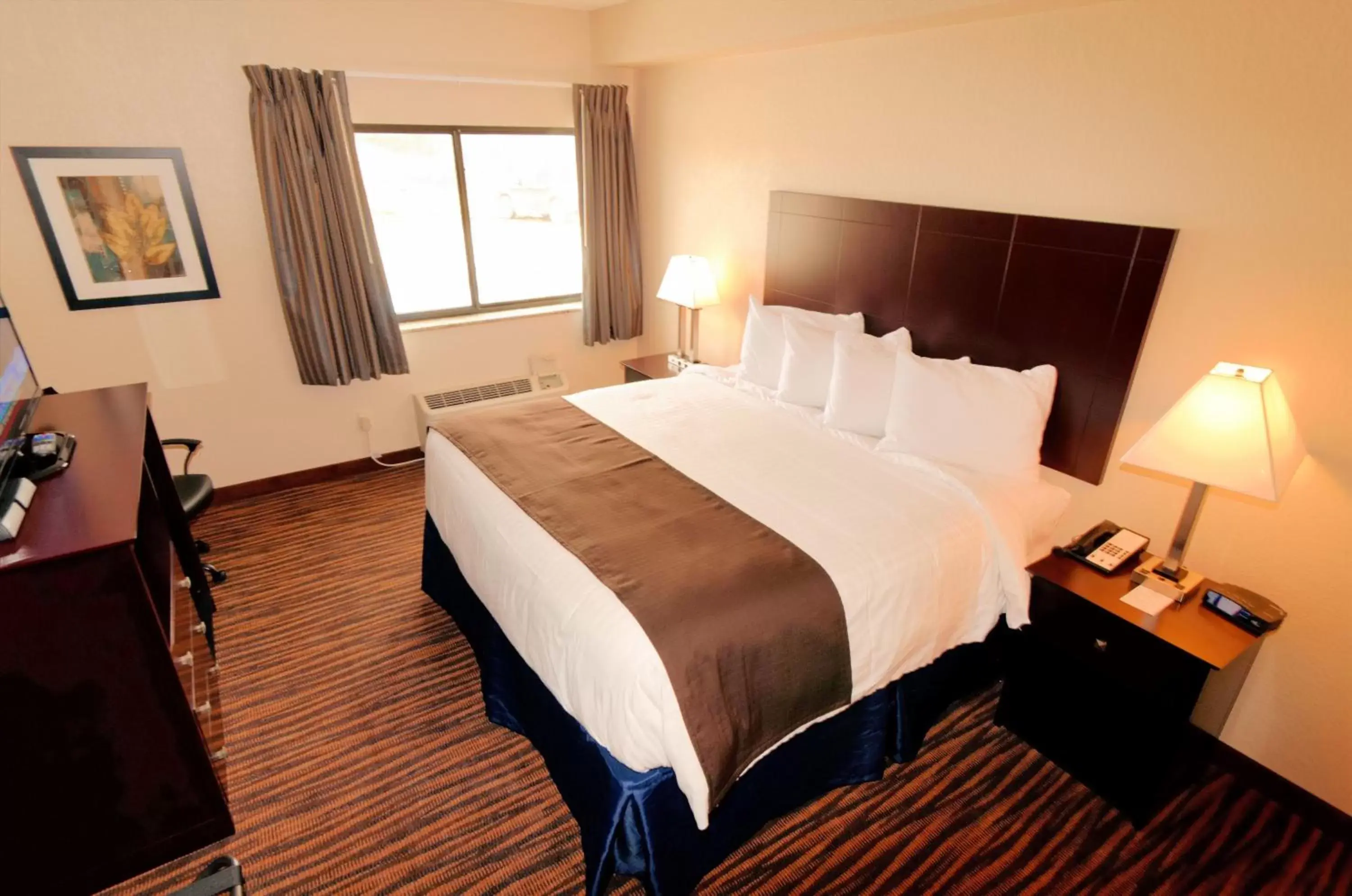 Standard King Room in Cobblestone Inn & Suites - Denison | Oak Ridge Standard King Room in Cobblestone Inn & Suites - Denison | Oak Ridge