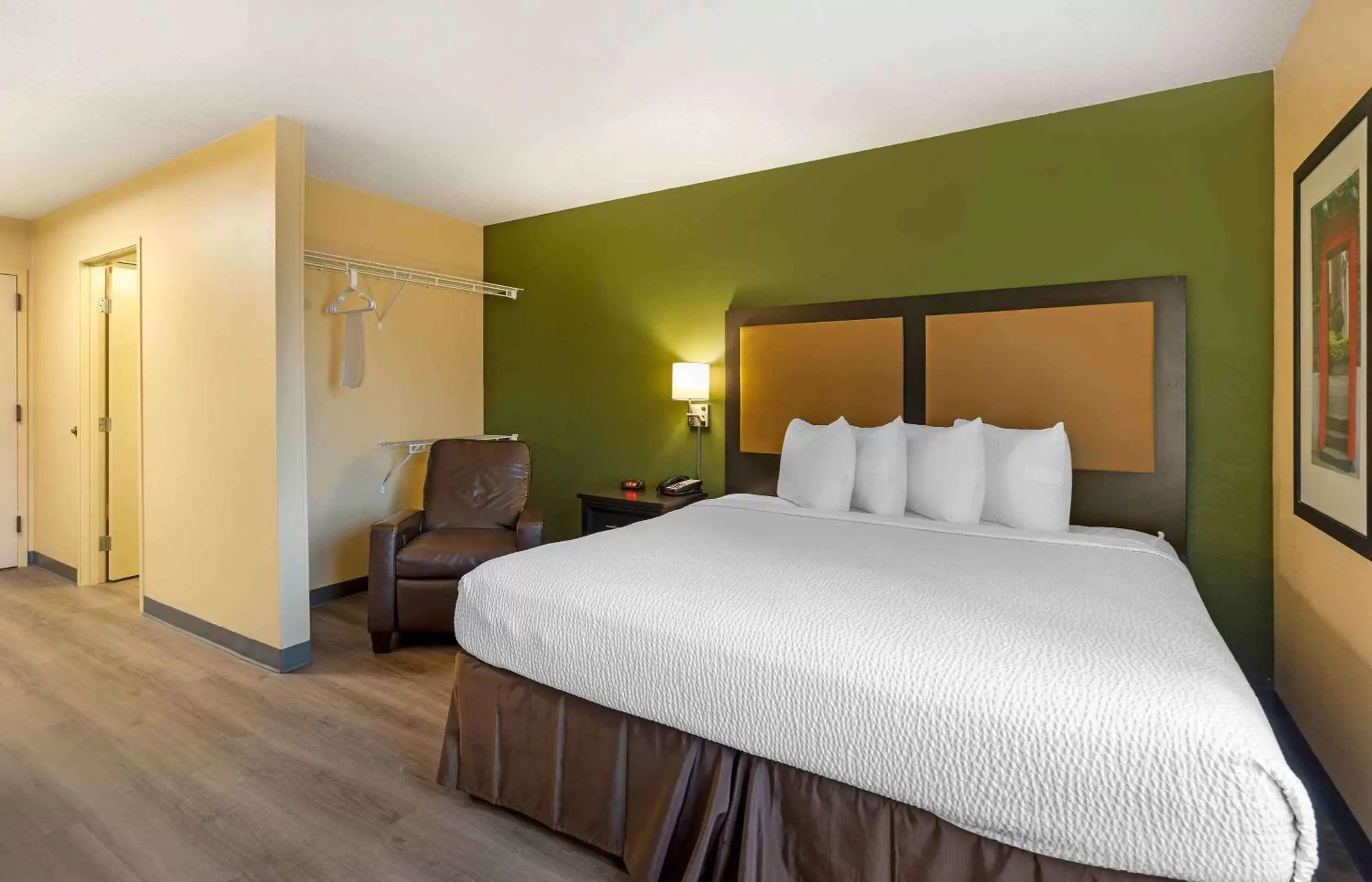 Studio with 1 King Bed - Non-Smoking in Extended Stay America Select Suites - St Louis - Airport - Central Studio with 1 King Bed - Non-Smoking in Extended Stay America Select Suites - St Louis - Airport - Central