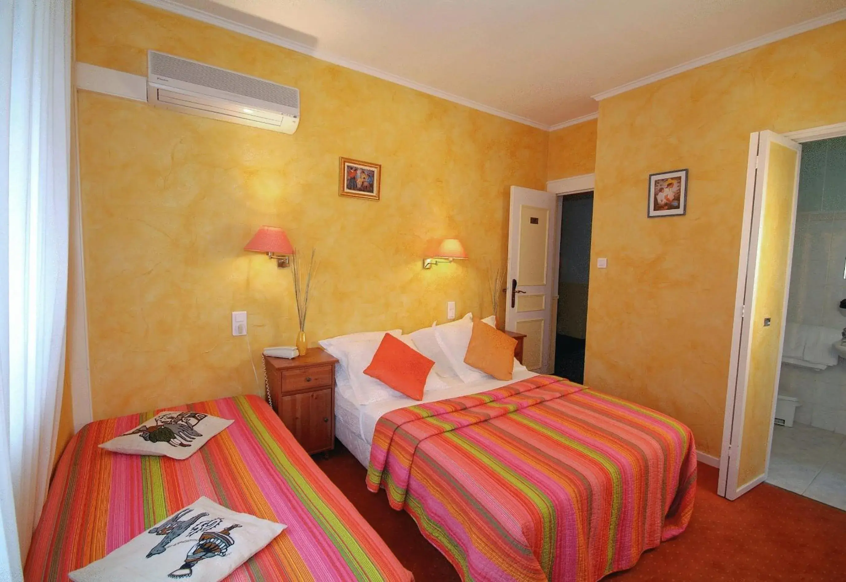 Grand Comfort Triple Room in Cit'Hotel Le Mirage Grand Comfort Triple Room in Cit'Hotel Le Mirage