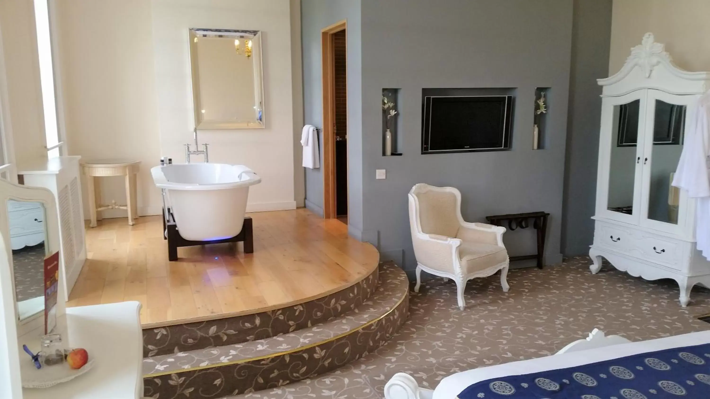 One-Bedroom Suite with Garden View in Haughton Hall One-Bedroom Suite with Garden View in Haughton Hall