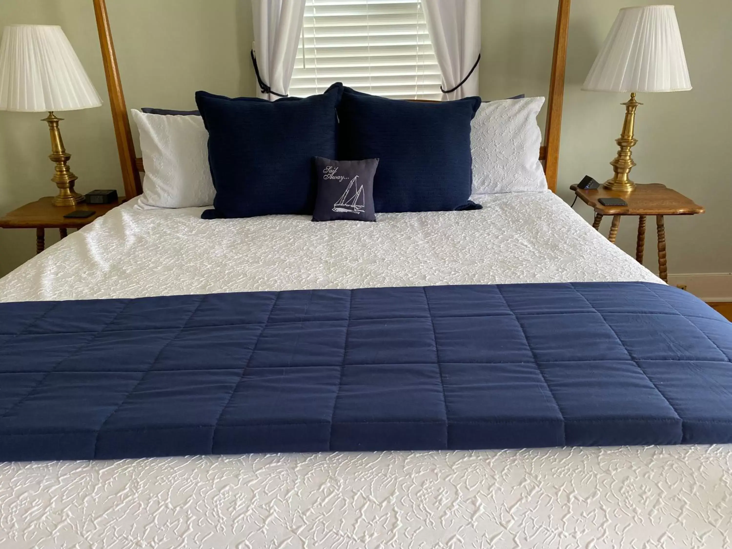 Deluxe King Room with Sea View in Spouter Inn Bed & Breakfast Deluxe King Room with Sea View in Spouter Inn Bed & Breakfast