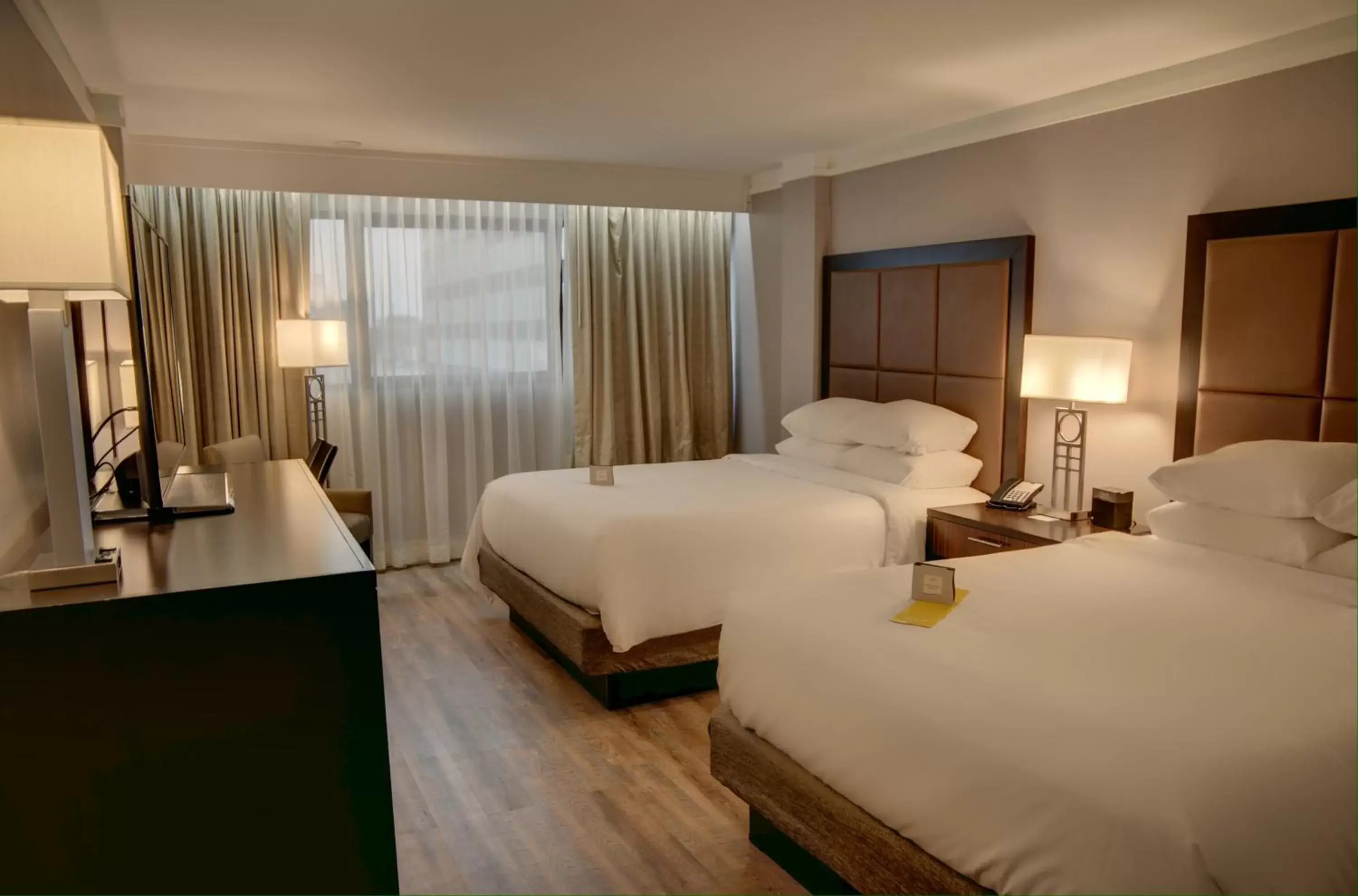 Double Room with Two Double Beds and Hearing Mobility Tran Shower - Non-Smoking in Crowne Plaza Hotel Knoxville, an IHG Hotel Double Room with Two Double Beds and Hearing Mobility Tran Shower - Non-Smoking in Crowne Plaza Hotel Knoxville, an IHG Hotel