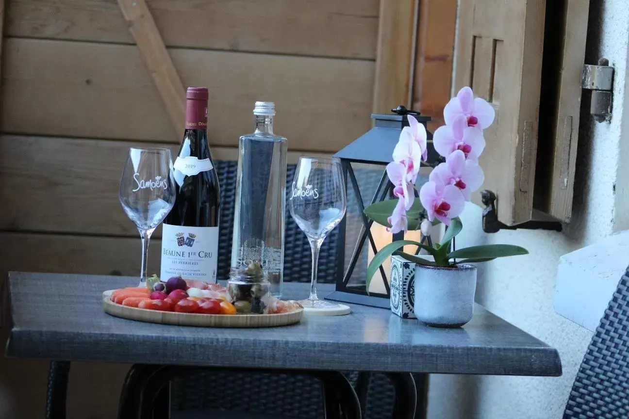 Twin Room with Bath in Hôtel Les Glaciers Twin Room with Bath in Hôtel Les Glaciers