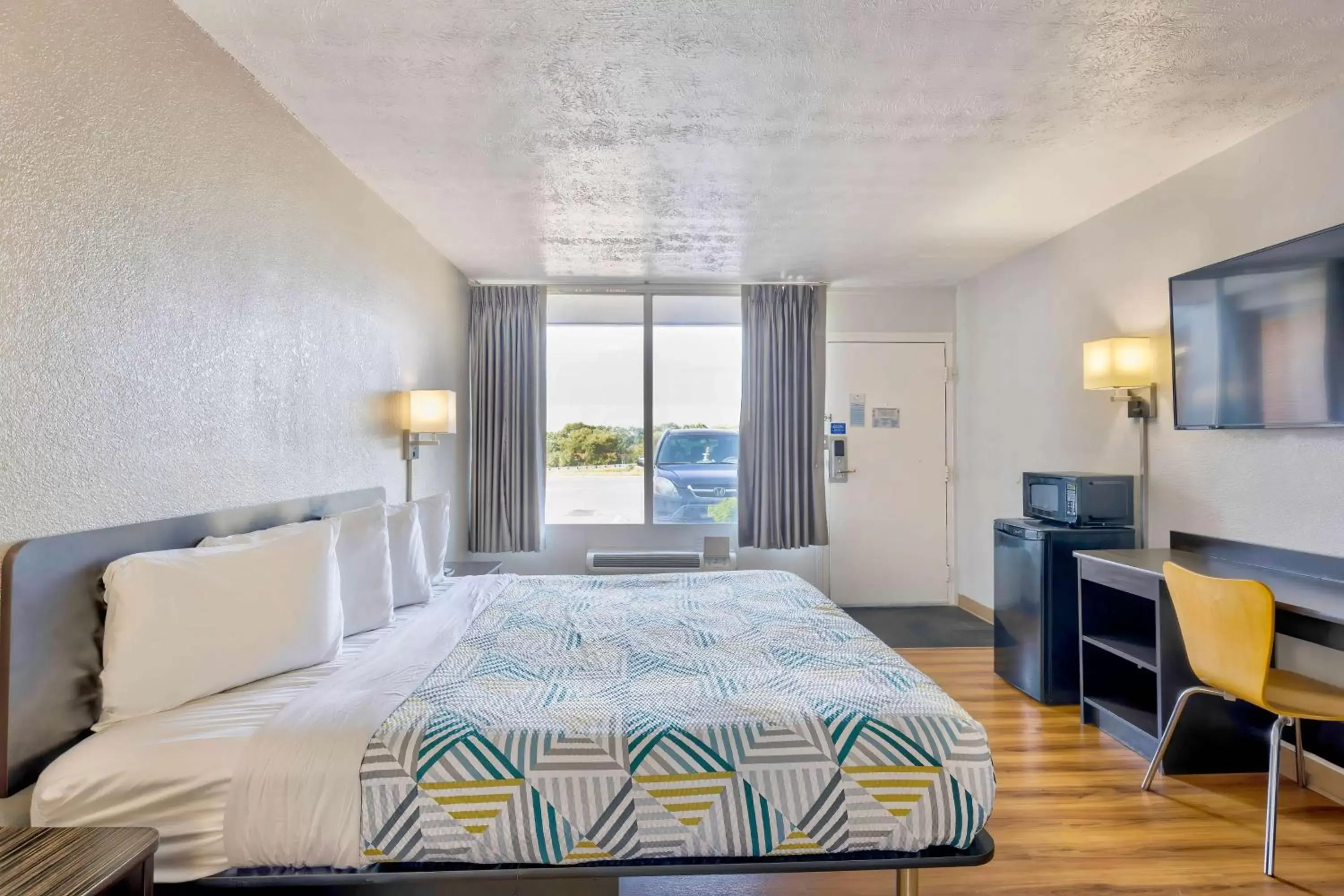 Deluxe King Room - single occupancy - Non-Smoking in Motel 6-Mount Jackson, VA - Shenandoah Deluxe King Room - single occupancy - Non-Smoking in Motel 6-Mount Jackson, VA - Shenandoah