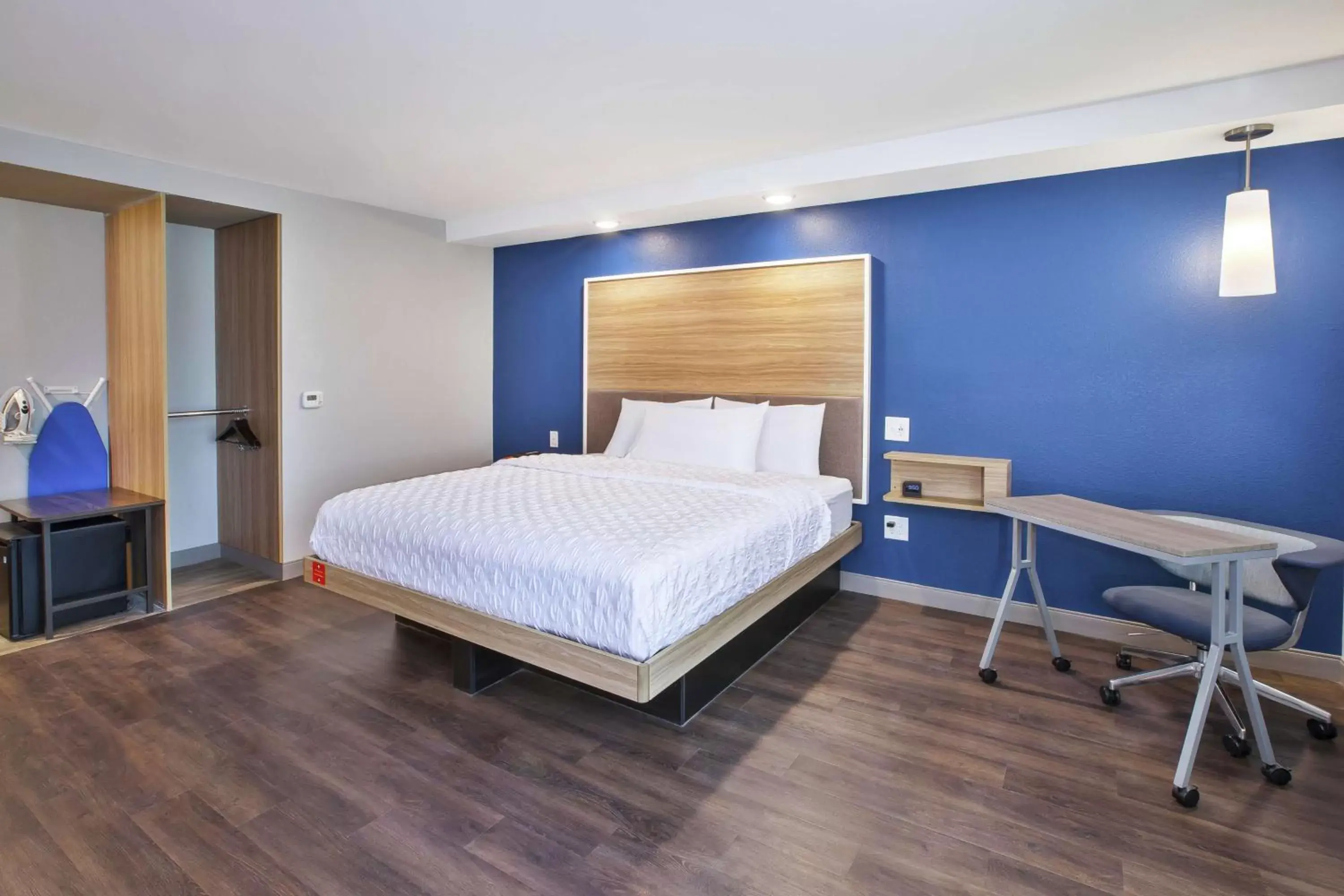 King Room with Accessible Tub - Mobility Access in Tru By Hilton Jackson King Room with Accessible Tub - Mobility Access in Tru By Hilton Jackson