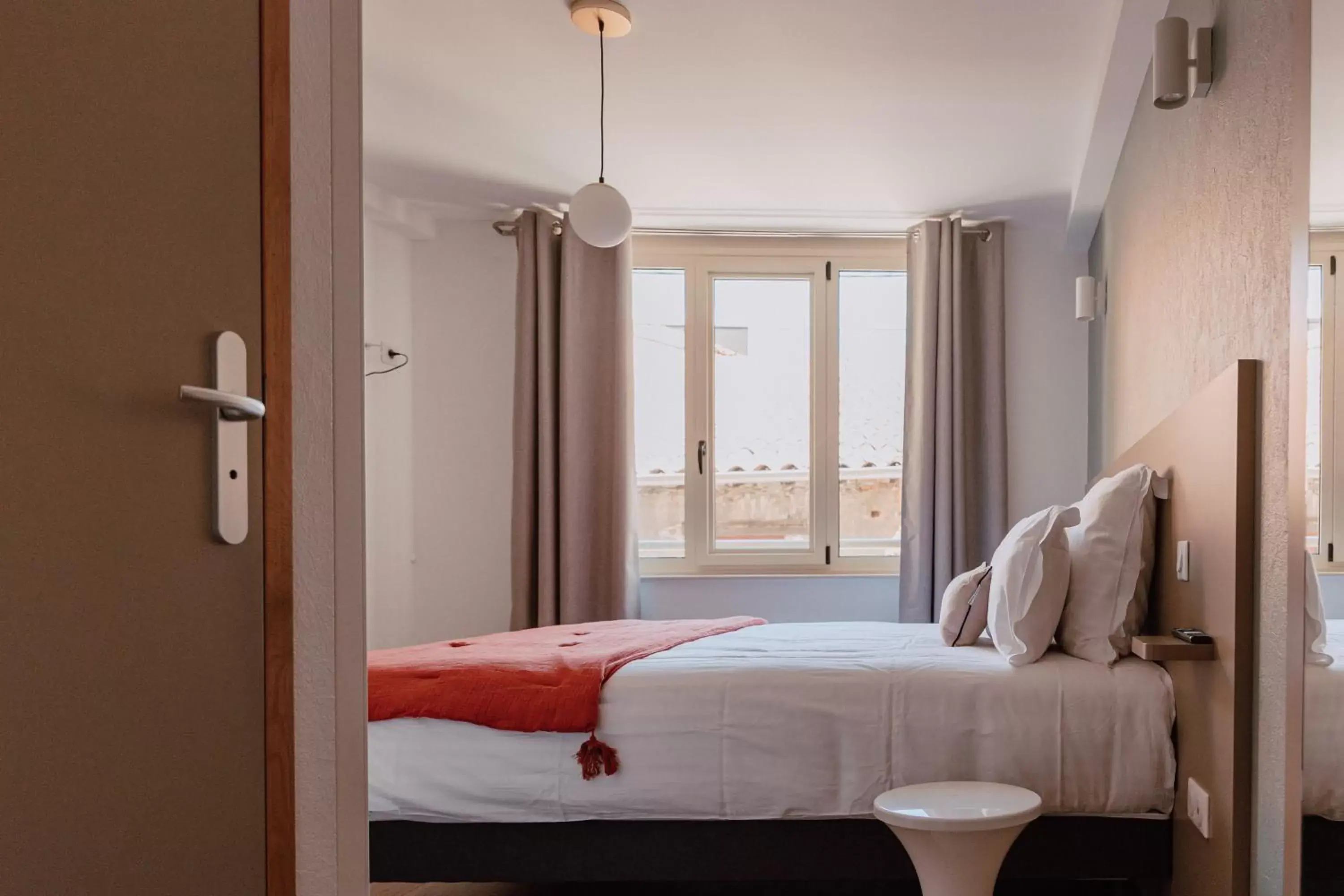 Superior Double Room in Mage hôtels - Hôtel la grenette - Brasserie Bonté Divine Superior Double Room in Mage hôtels - Hôtel la grenette - Brasserie Bonté Divine