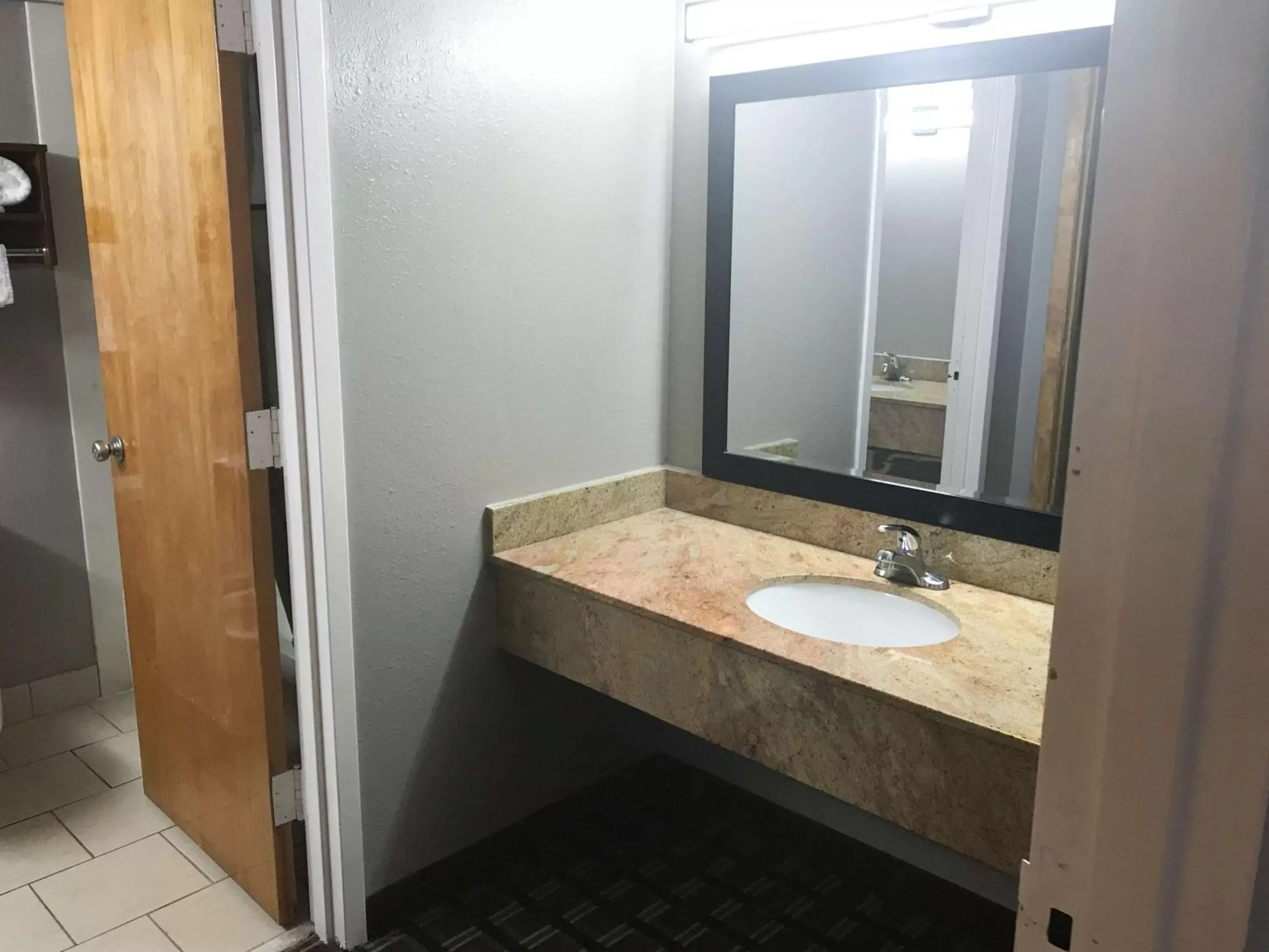 King Room - Disability Access - Non-Smoking in Studio 6 Suites Tupelo, MS King Room - Disability Access - Non-Smoking in Studio 6 Suites Tupelo, MS