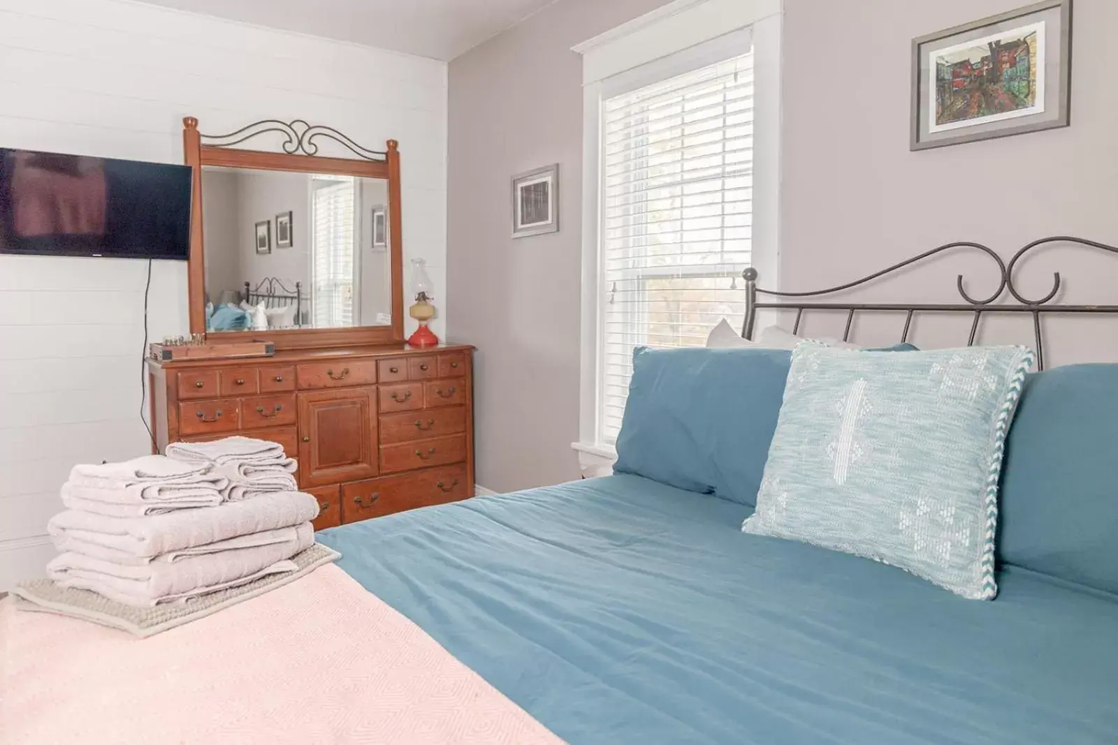 Deluxe Queen Room in The Olde Anchor Bed & Breakfast Deluxe Queen Room in The Olde Anchor Bed & Breakfast