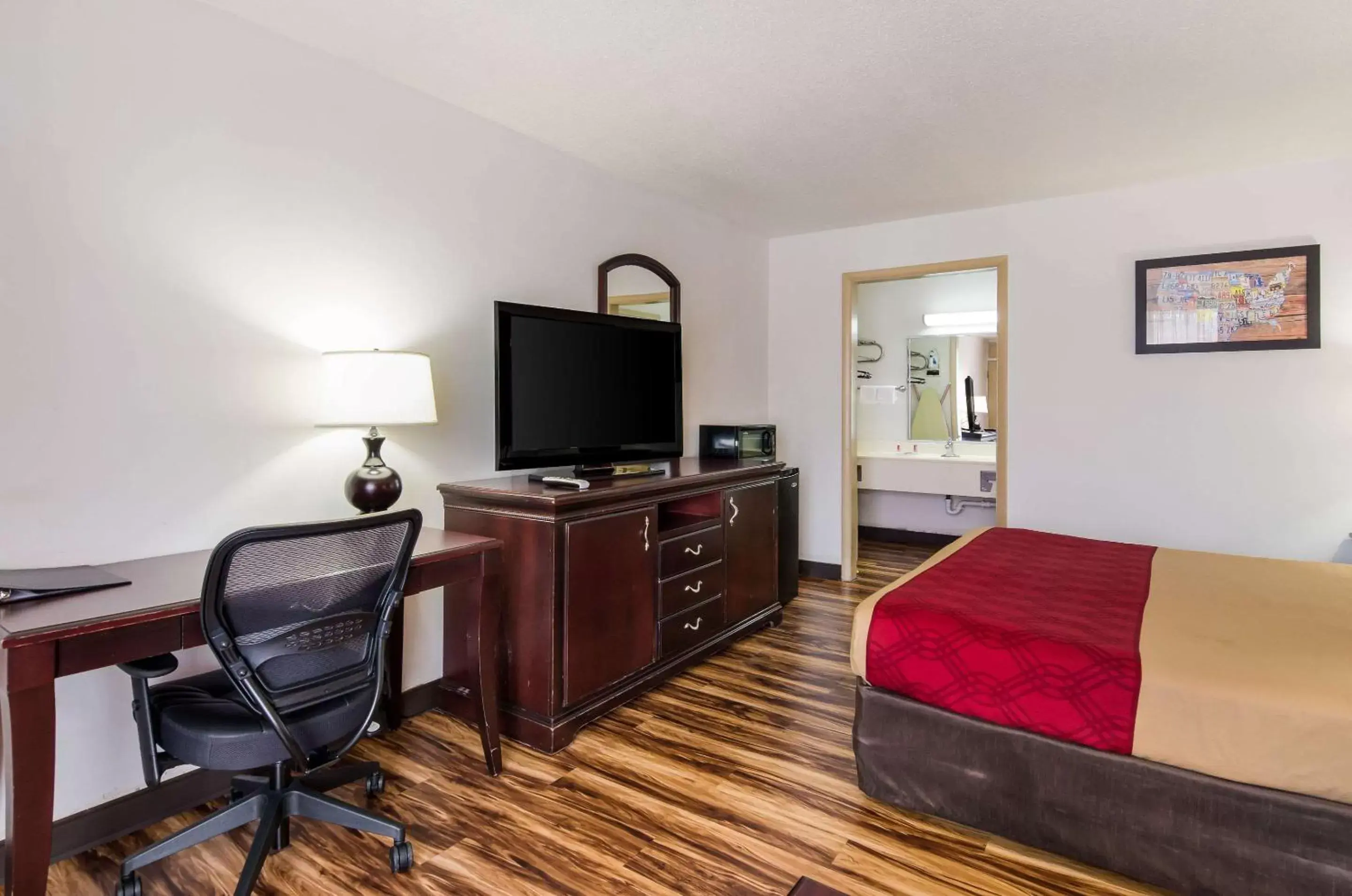 Standard King Room - Non-Smoking in Econo Lodge Marion I-81 Standard King Room - Non-Smoking in Econo Lodge Marion I-81