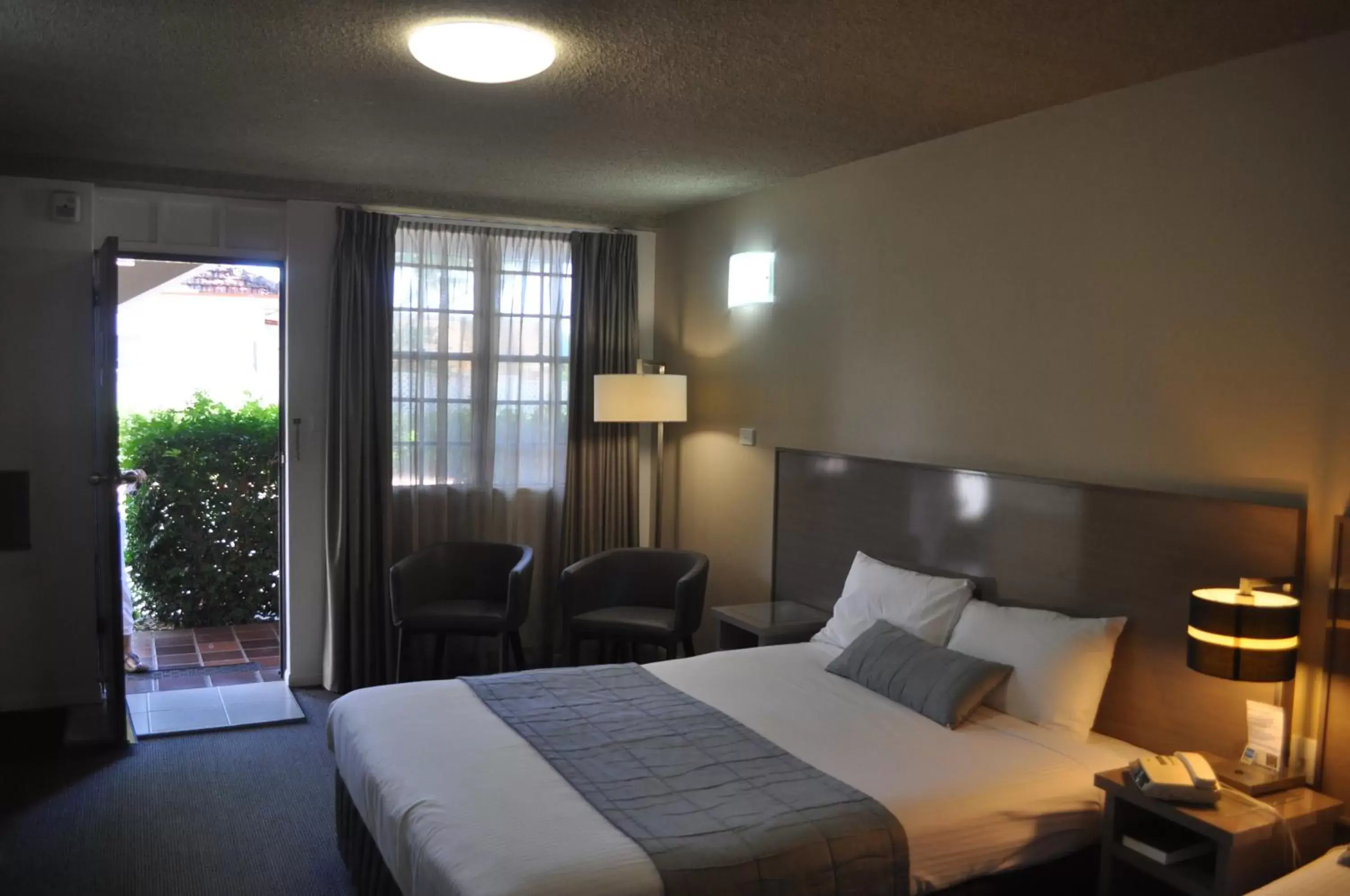 Deluxe Double Room in In Town Motor Inn Deluxe Double Room in In Town Motor Inn