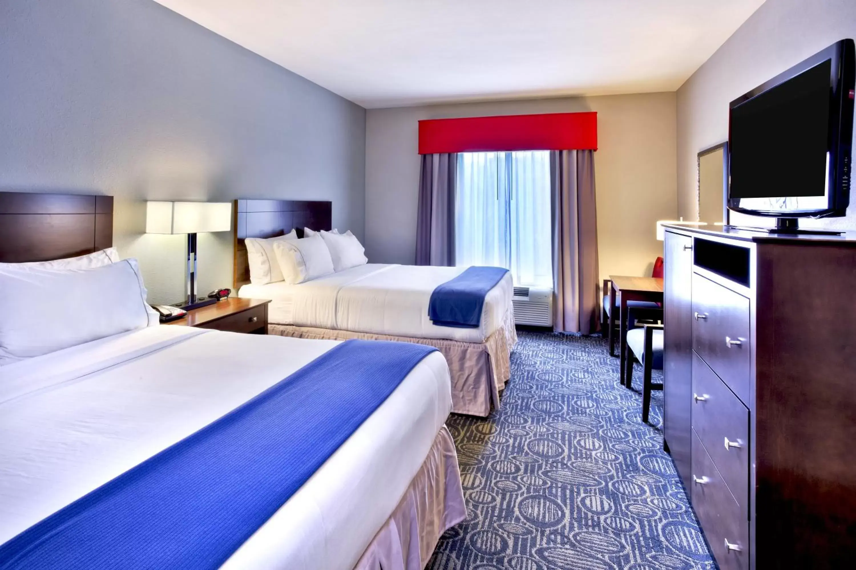 Standard Queen Room with Two Queen Beds and Accessible Roll-In Shower in Holiday Inn Express & Suites Oak Ridge by IHG Standard Queen Room with Two Queen Beds and Accessible Roll-In Shower in Holiday Inn Express & Suites Oak Ridge by IHG