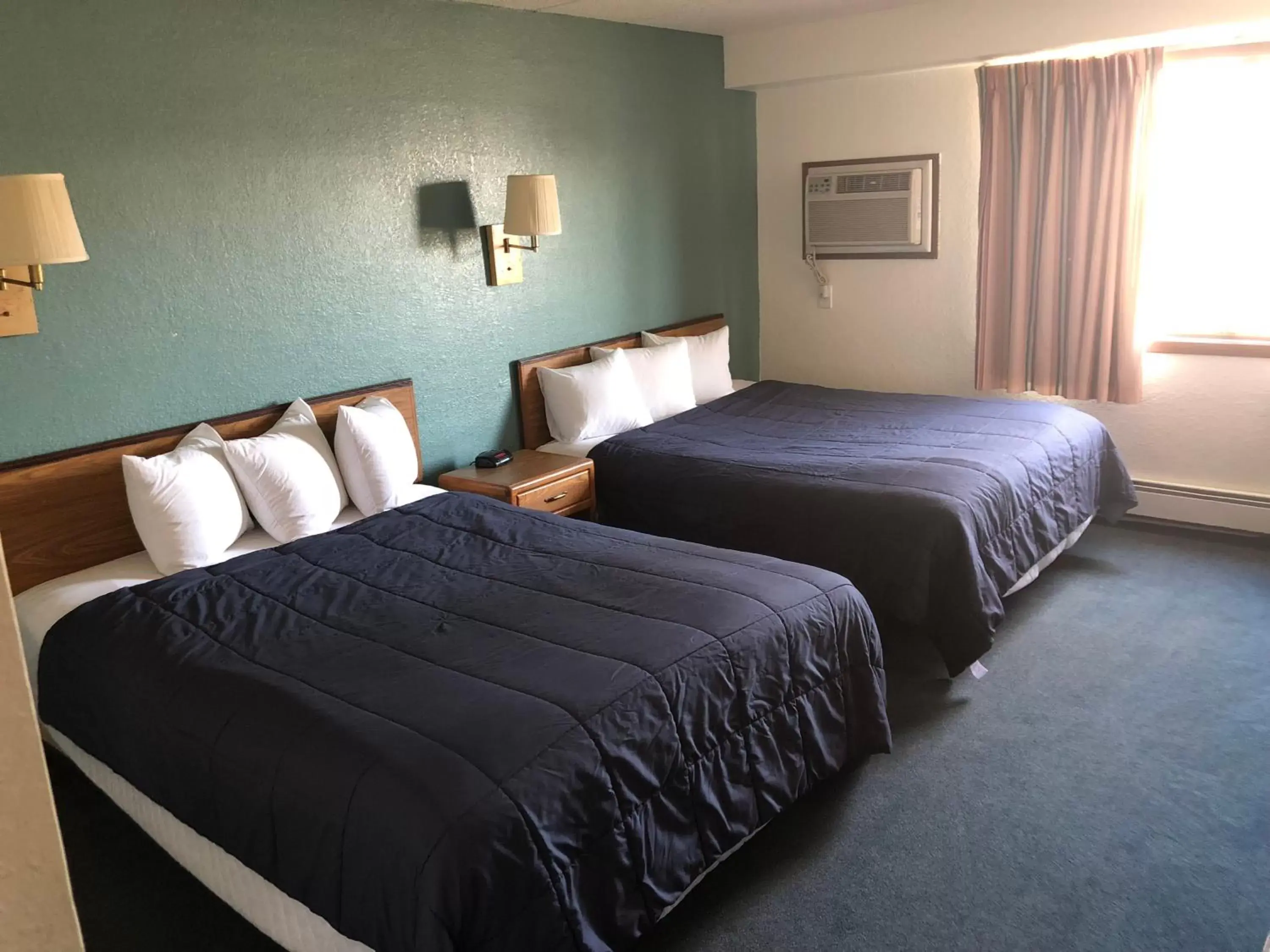 Bedroom, Bed in AmericInn Motel - Monticello Bedroom, Bed in AmericInn Motel - Monticello