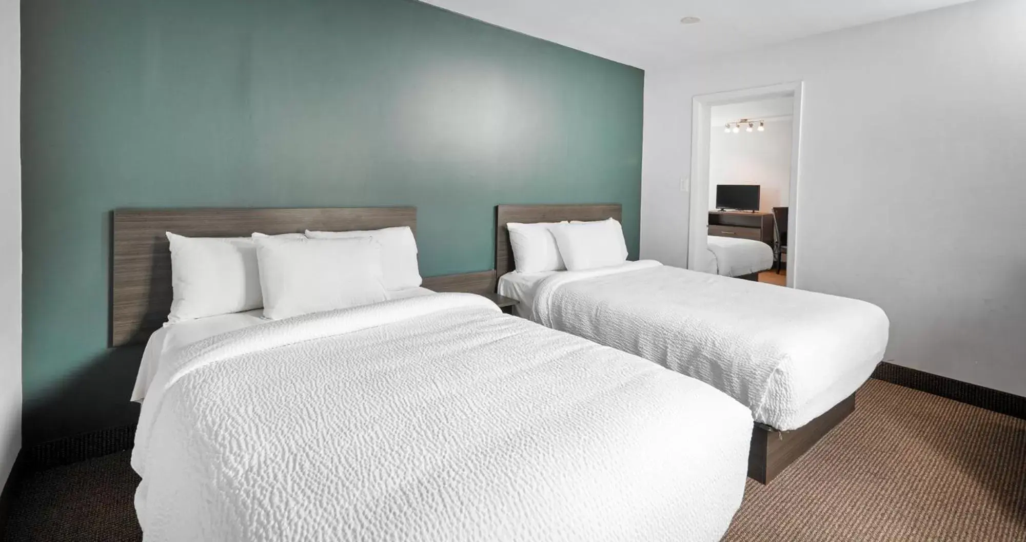 Motel Two Bedroom Suite with Four Double Beds- Exterior Entrance - single occupancy in The Falls Hotel & Inn Motel Two Bedroom Suite with Four Double Beds- Exterior Entrance - single occupancy in The Falls Hotel & Inn