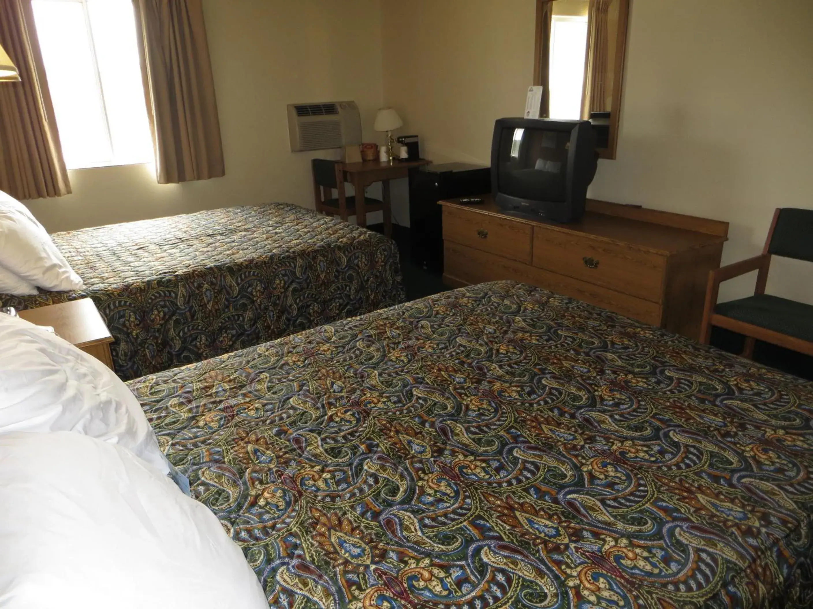 Deluxe Studio Suite with Two Queen Beds - Non-Smoking in Days Inn by Wyndham Custer Deluxe Studio Suite with Two Queen Beds - Non-Smoking in Days Inn by Wyndham Custer