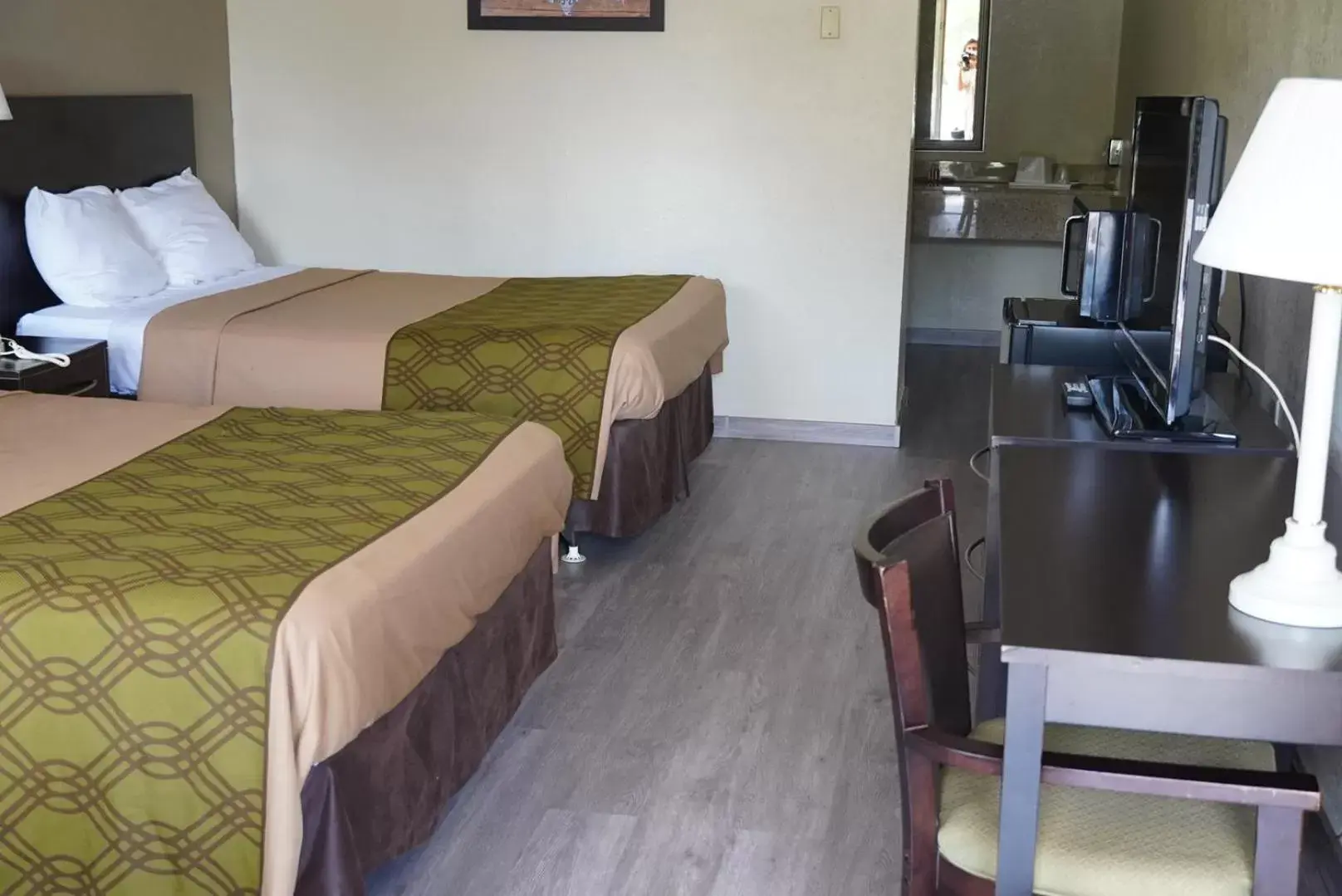 Double Room with Two Double Beds - Accessible/Non-Smoking in Econo Lodge Double Room with Two Double Beds - Accessible/Non-Smoking in Econo Lodge