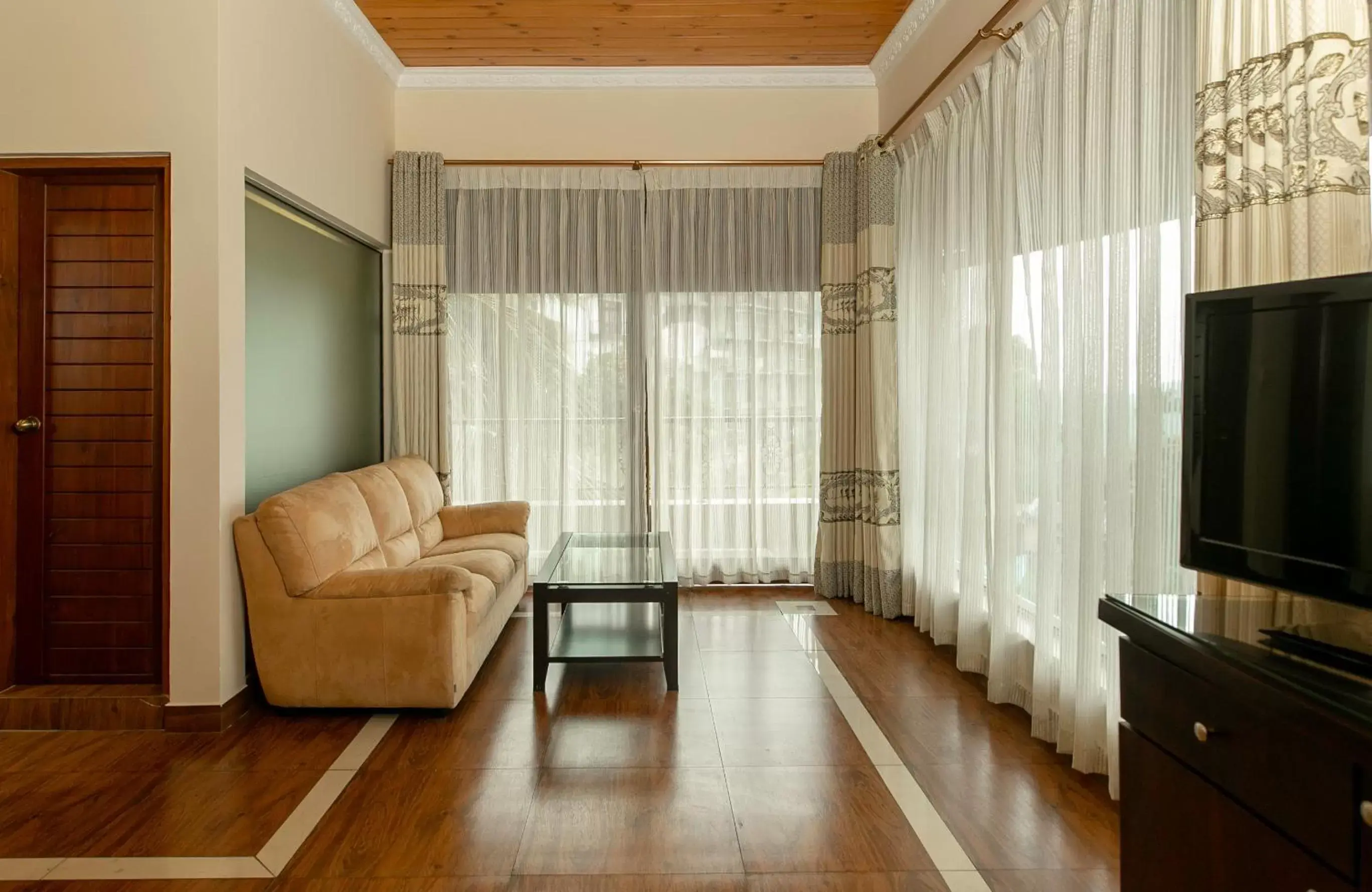 Suite with Lake View - single occupancy in Kings Ridge Kandy Suite with Lake View - single occupancy in Kings Ridge Kandy