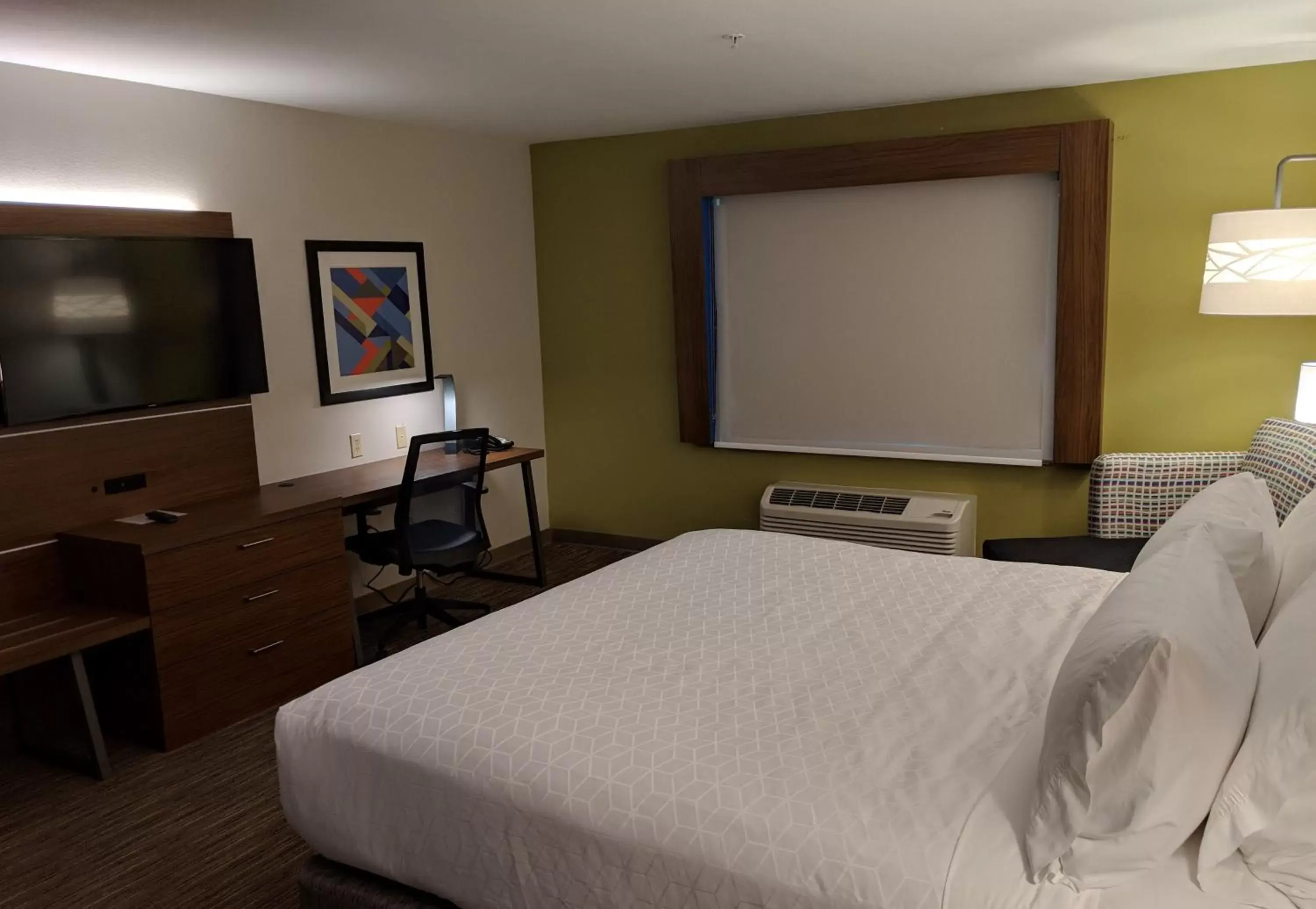 Standard King Room in Holiday Inn Express Hotel & Suites Claypool Hill -Richlands Area by IHG Standard King Room in Holiday Inn Express Hotel & Suites Claypool Hill -Richlands Area by IHG
