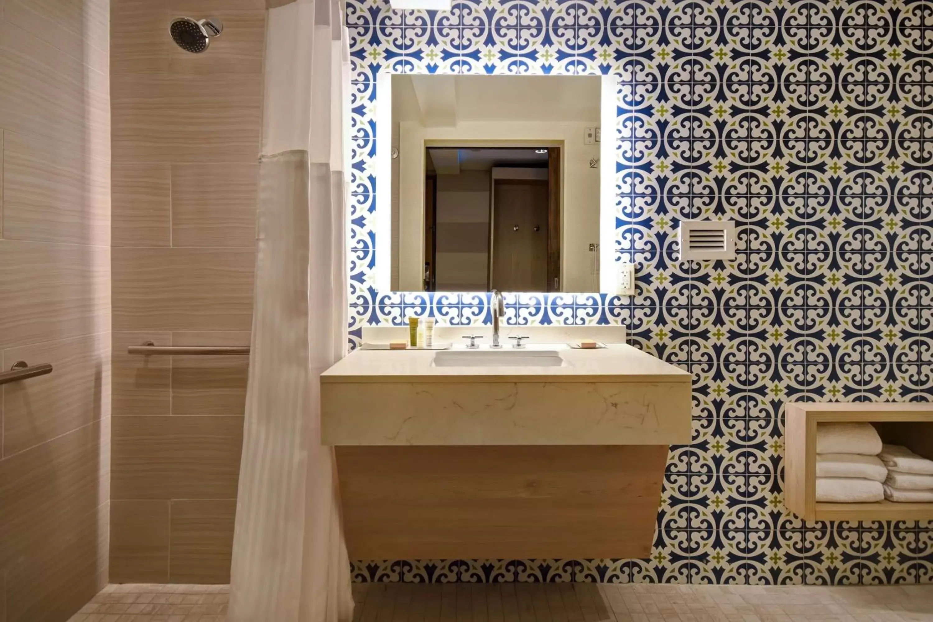 Queen Room with Two Queen Beds with Bath Tub - Mobility and Hearing Access in DoubleTree by Hilton Oceanfront Virginia Beach Queen Room with Two Queen Beds with Bath Tub - Mobility and Hearing Access in DoubleTree by Hilton Oceanfront Virginia Beach