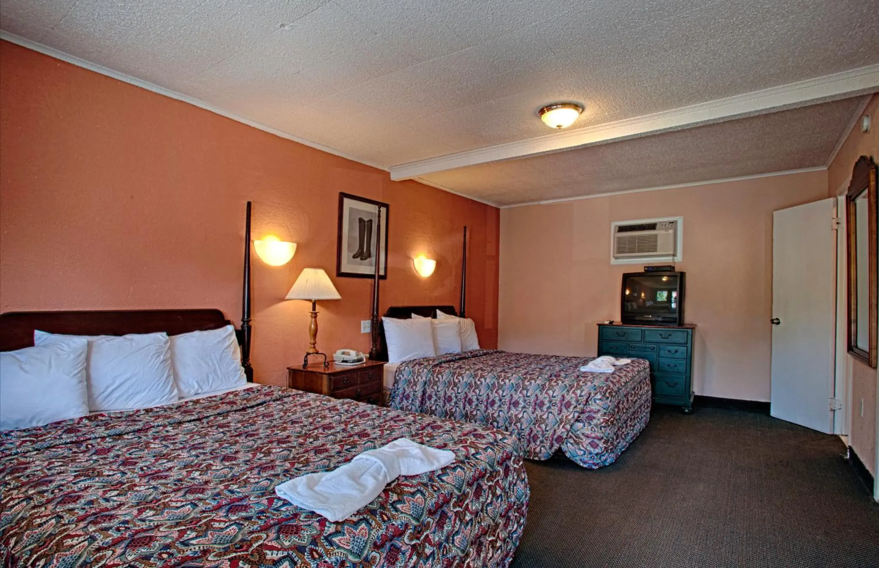 Queen Room with Two Queen Beds - Non-Smoking in Economy Motel Inn and Suites Somers Point Queen Room with Two Queen Beds - Non-Smoking in Economy Motel Inn and Suites Somers Point
