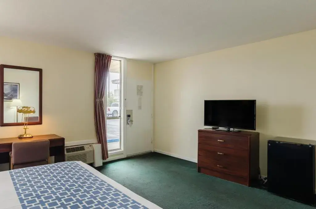 King Room - Non-Smoking in Alamo Inn & Suites King Room - Non-Smoking in Alamo Inn & Suites