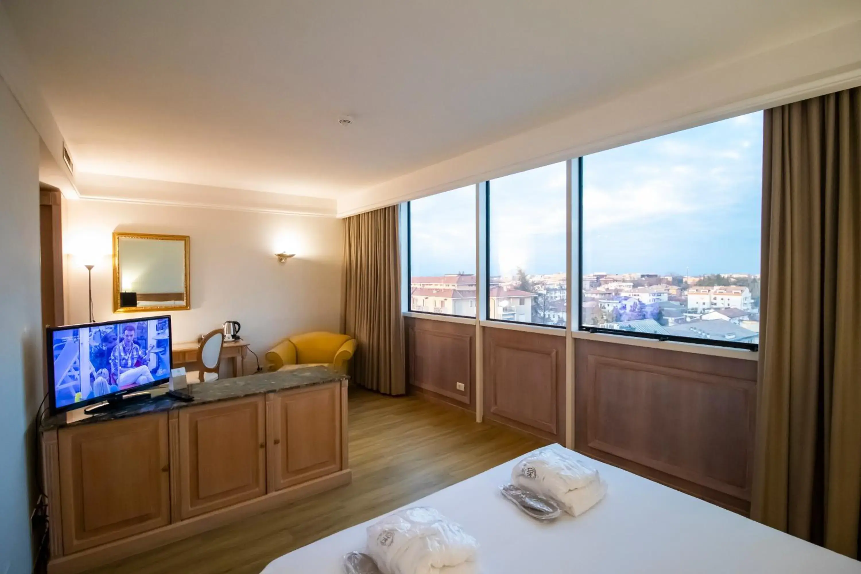 Deluxe Double or Twin Room in SHG Hotel De La Ville Deluxe Double or Twin Room in SHG Hotel De La Ville