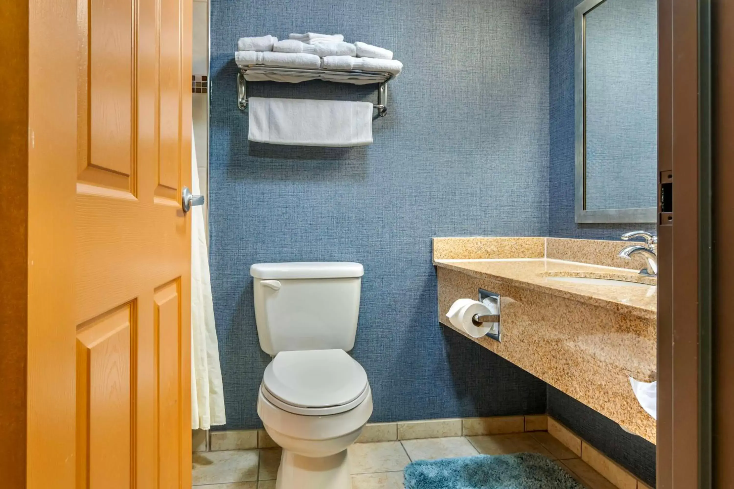 Queen Suite with Spa Bath - Non-Smoking in Best Western On the River Queen Suite with Spa Bath - Non-Smoking in Best Western On the River