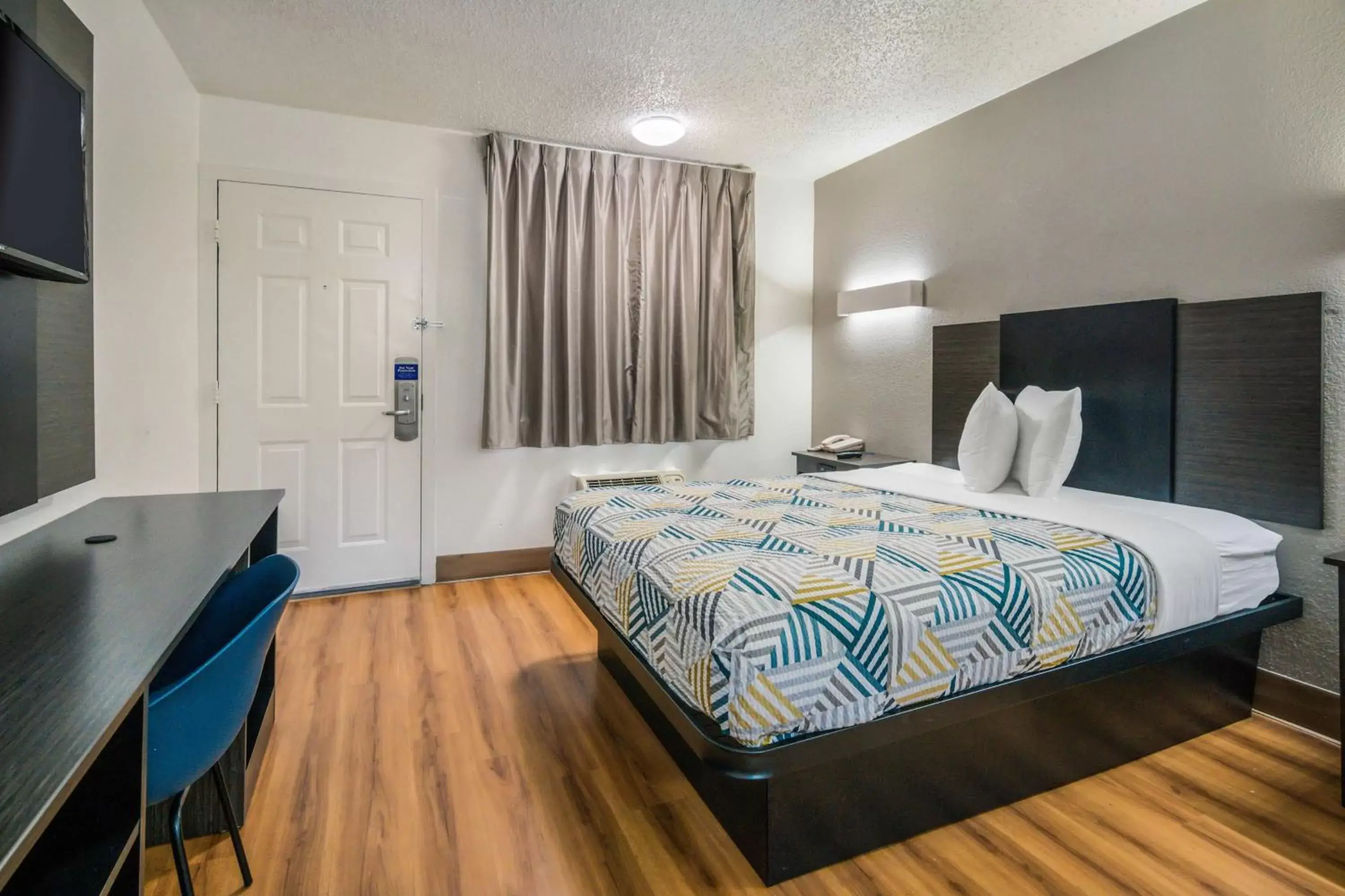Queen Room - single occupancy in Motel 6-Irving, TX - Dallas Queen Room - single occupancy in Motel 6-Irving, TX - Dallas