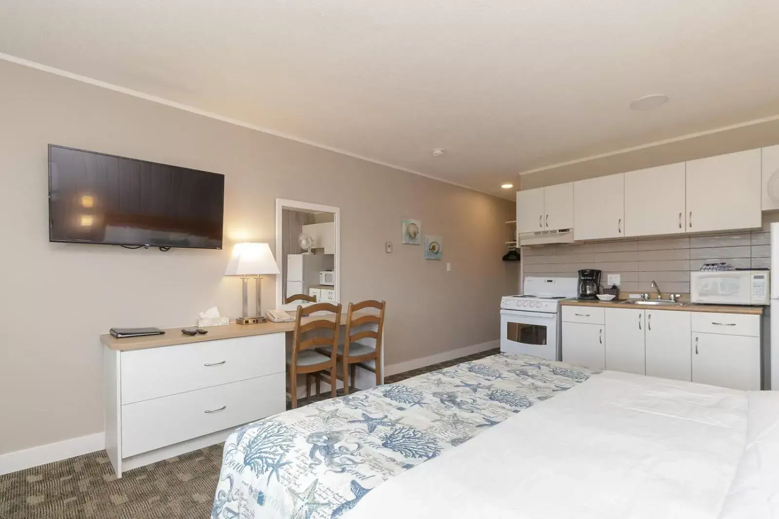 King Studio in The Cedarwood Inn & Suites King Studio in The Cedarwood Inn & Suites