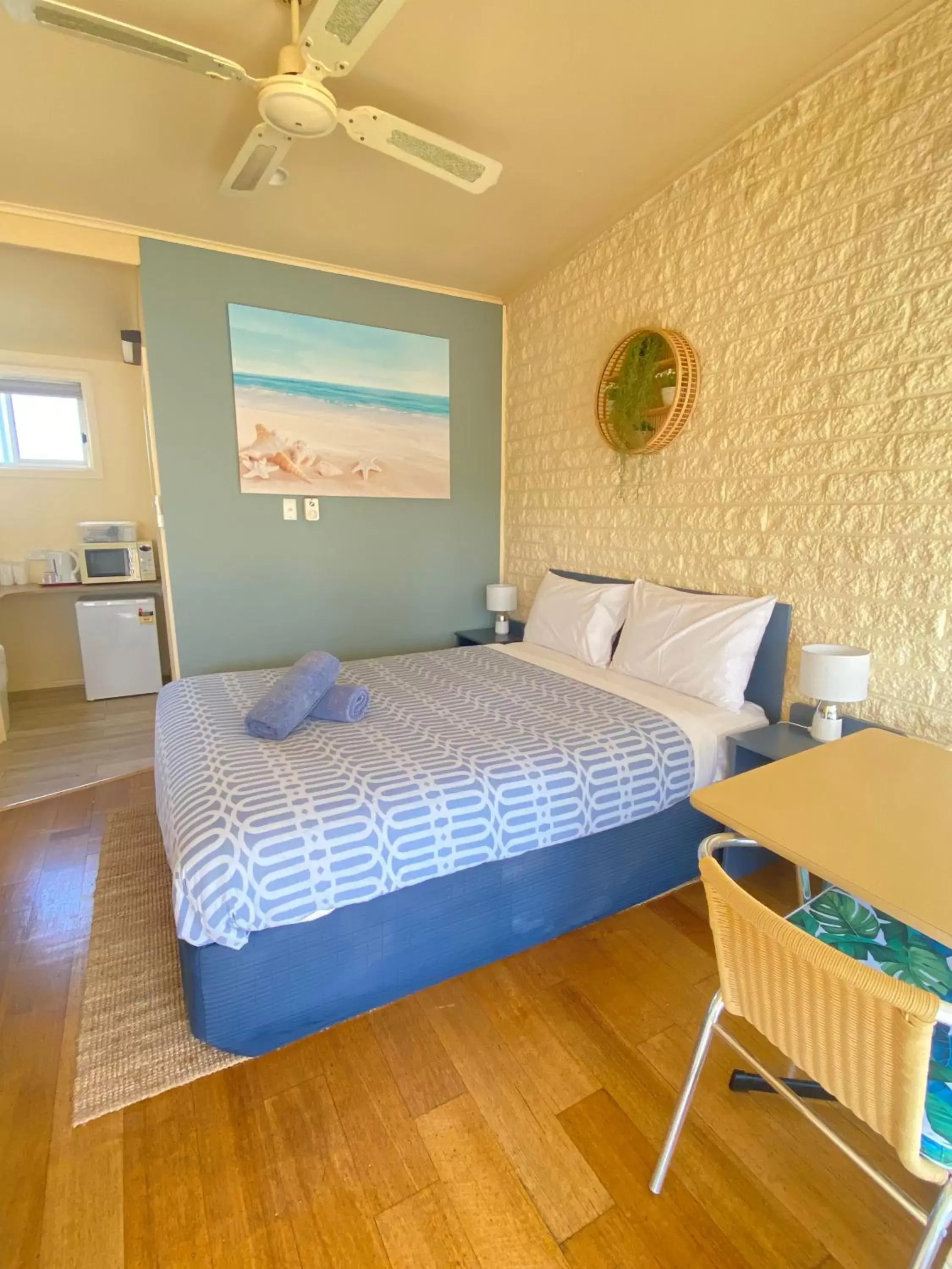 Small Queen Room in Rye Beach Motel Australia Small Queen Room in Rye Beach Motel Australia