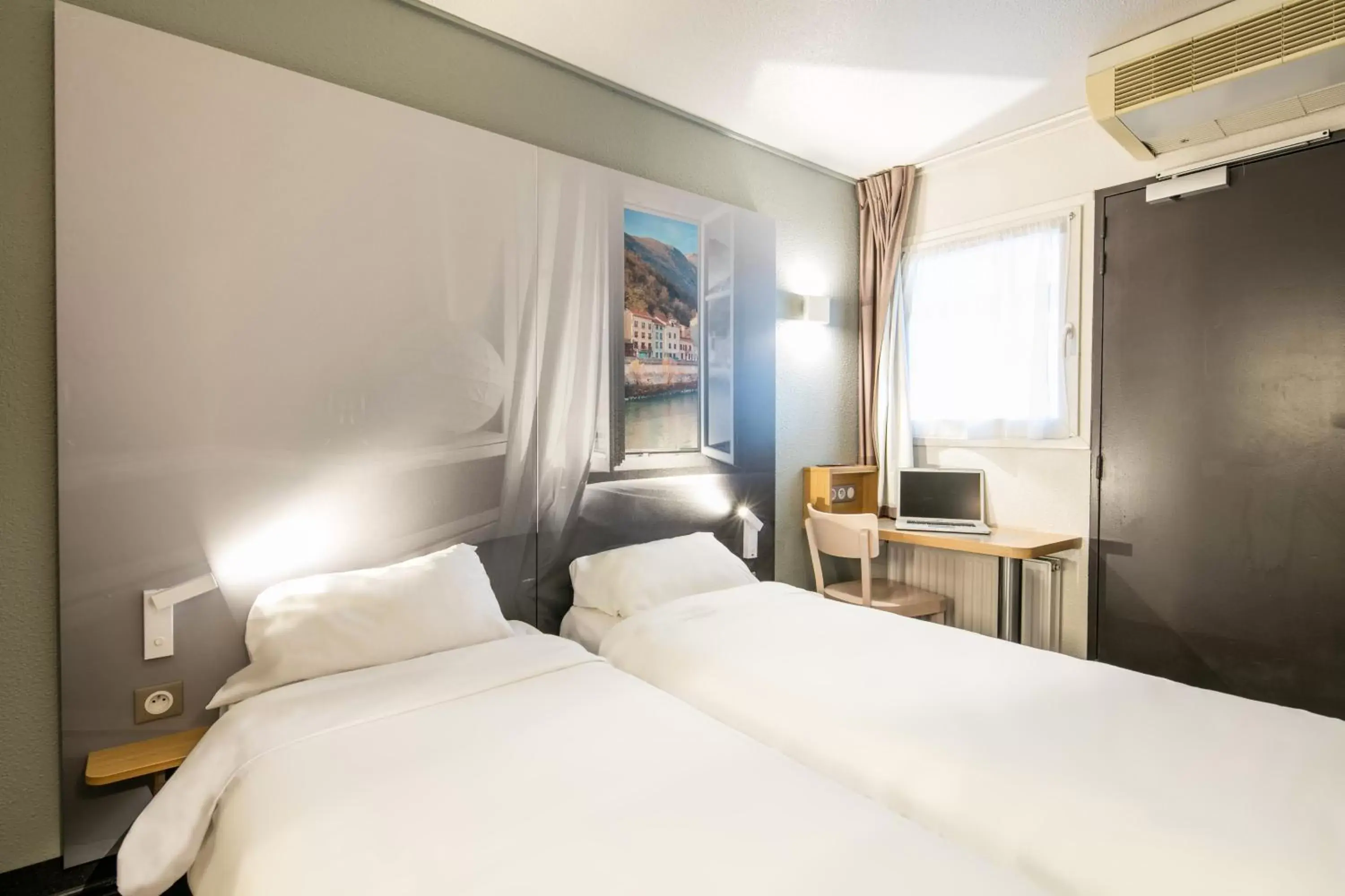 Twin Room in B&B HOTEL Grenoble Université 1 Twin Room in B&B HOTEL Grenoble Université 1