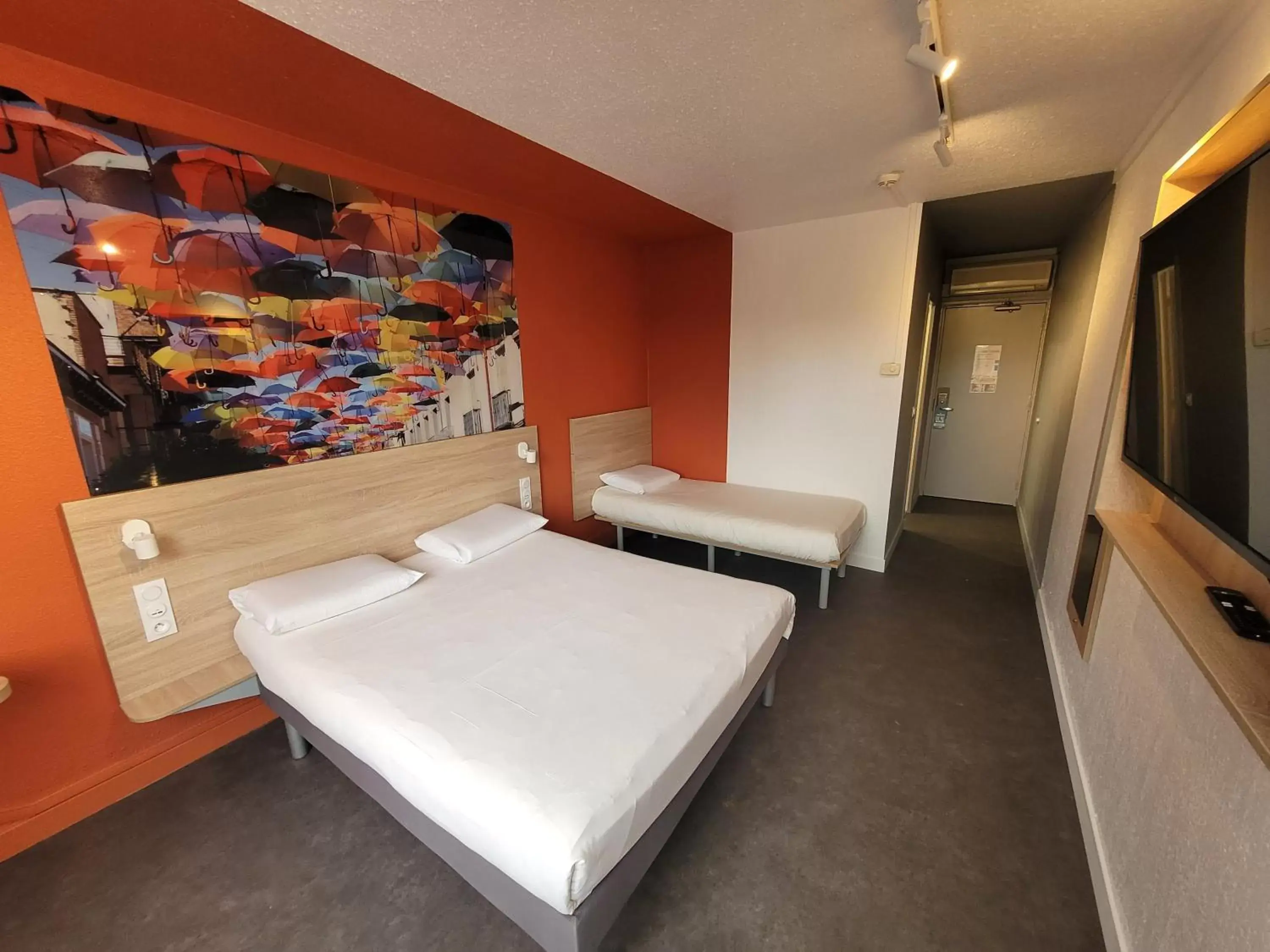 1 Double Bed 1 Single Bed in KYRIAD DIRECT LYON NORD - Dardilly 1 Double Bed 1 Single Bed in KYRIAD DIRECT LYON NORD - Dardilly