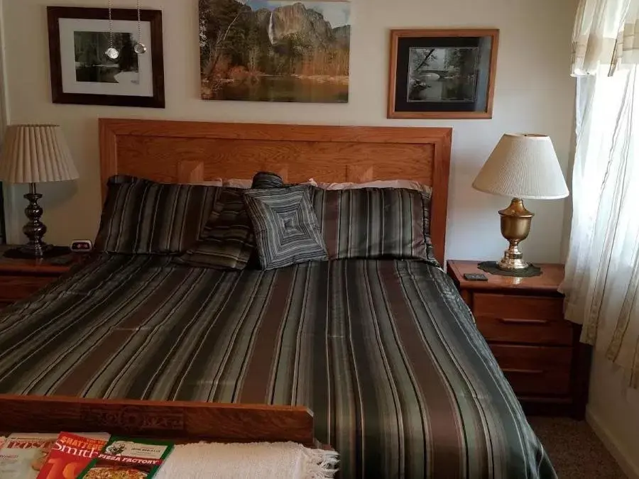 Standard Triple Room in Yosemite Nights Bed & Breakfast Standard Triple Room in Yosemite Nights Bed & Breakfast