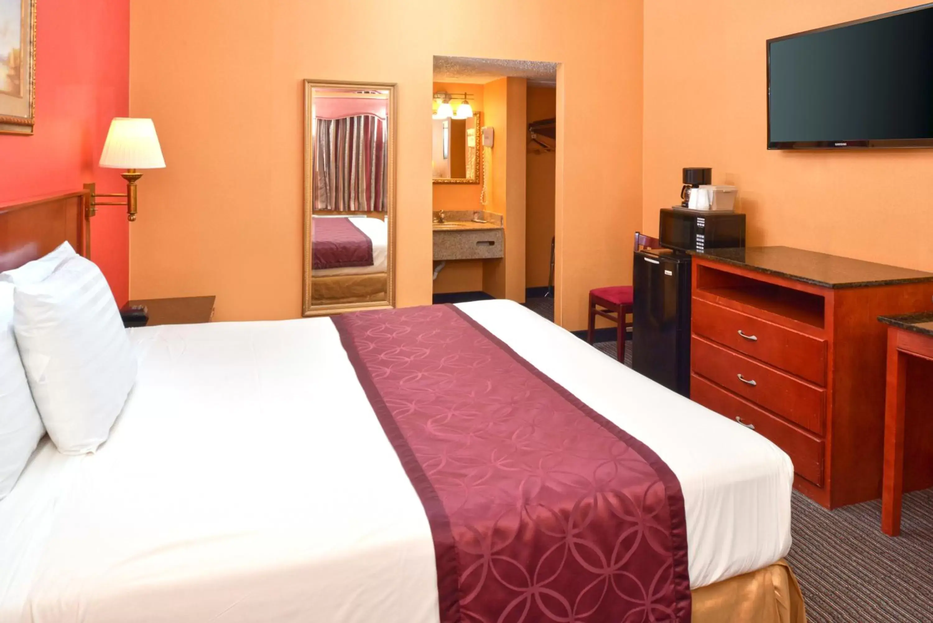 King Room - Smoking in Americas Best Value Inn Smithtown/Long Island King Room - Smoking in Americas Best Value Inn Smithtown/Long Island