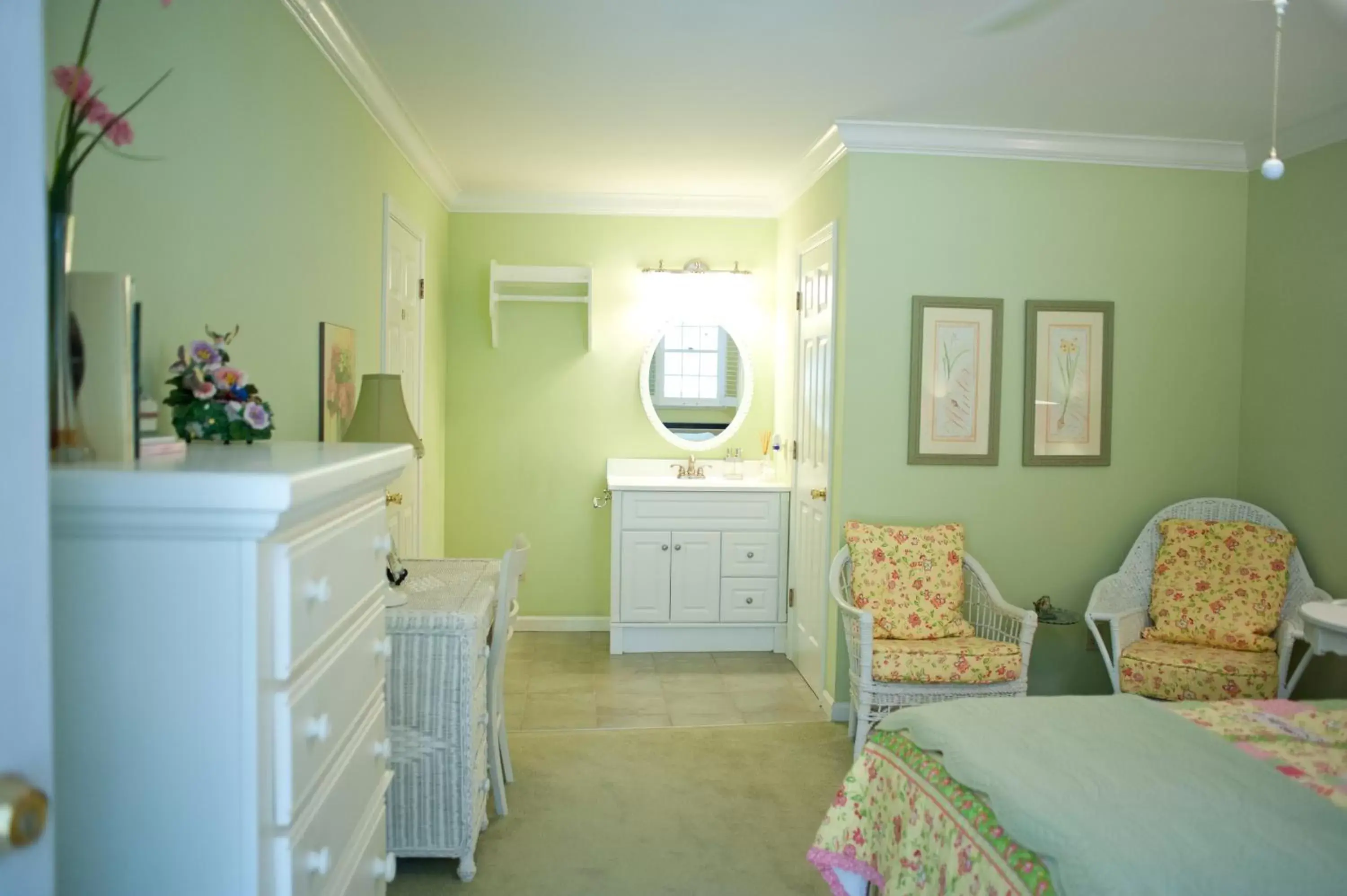 Queen Room with Balcony in Green Tree Inn Queen Room with Balcony in Green Tree Inn