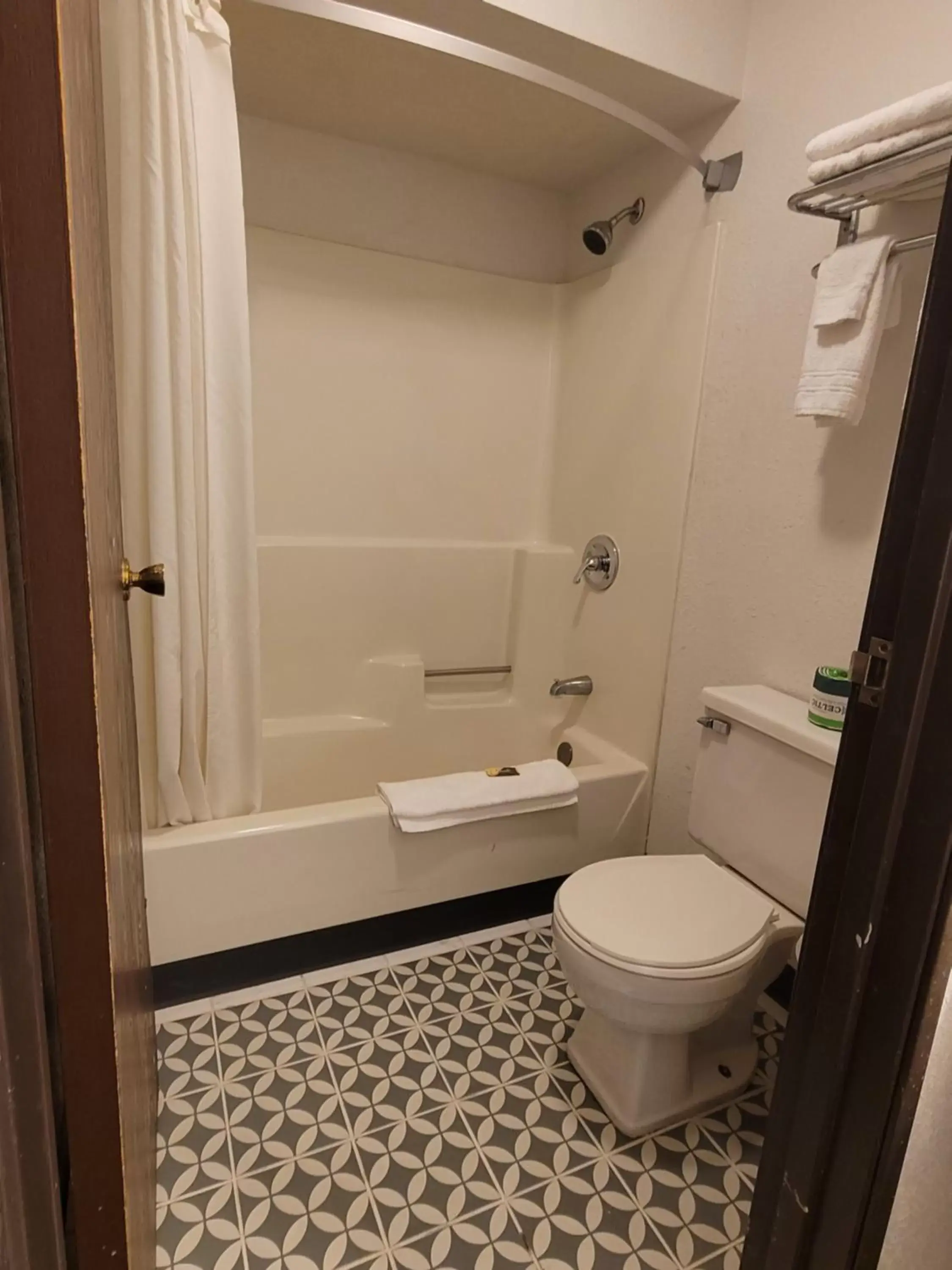 Double Room with Two Double Beds - Mobility Access/Non-Smoking in Super 8 by Wyndham Newcomerstown Double Room with Two Double Beds - Mobility Access/Non-Smoking in Super 8 by Wyndham Newcomerstown