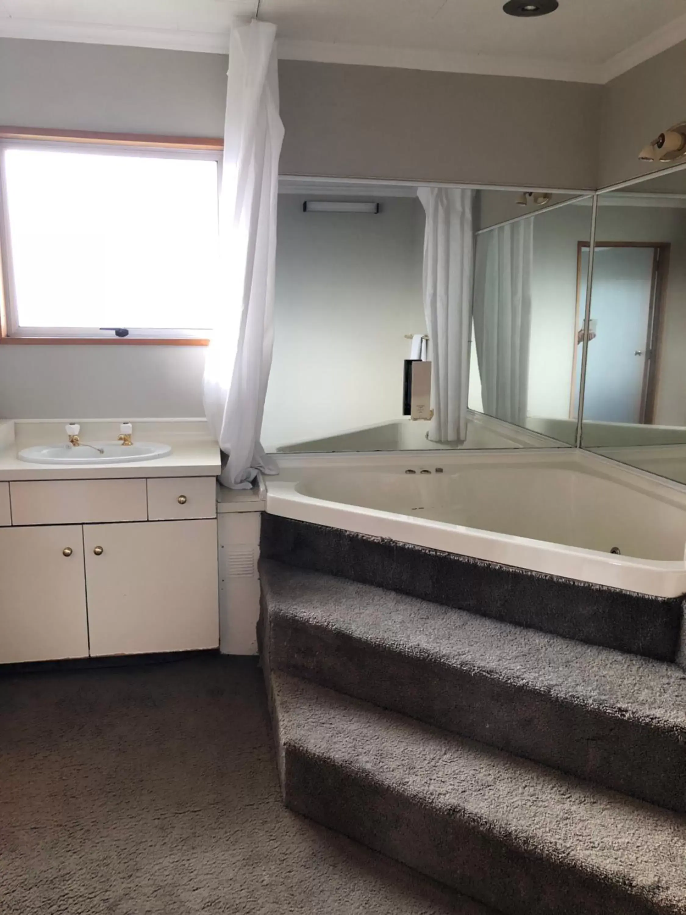 King Suite with Spa Bath in Lilybrook Motel King Suite with Spa Bath in Lilybrook Motel