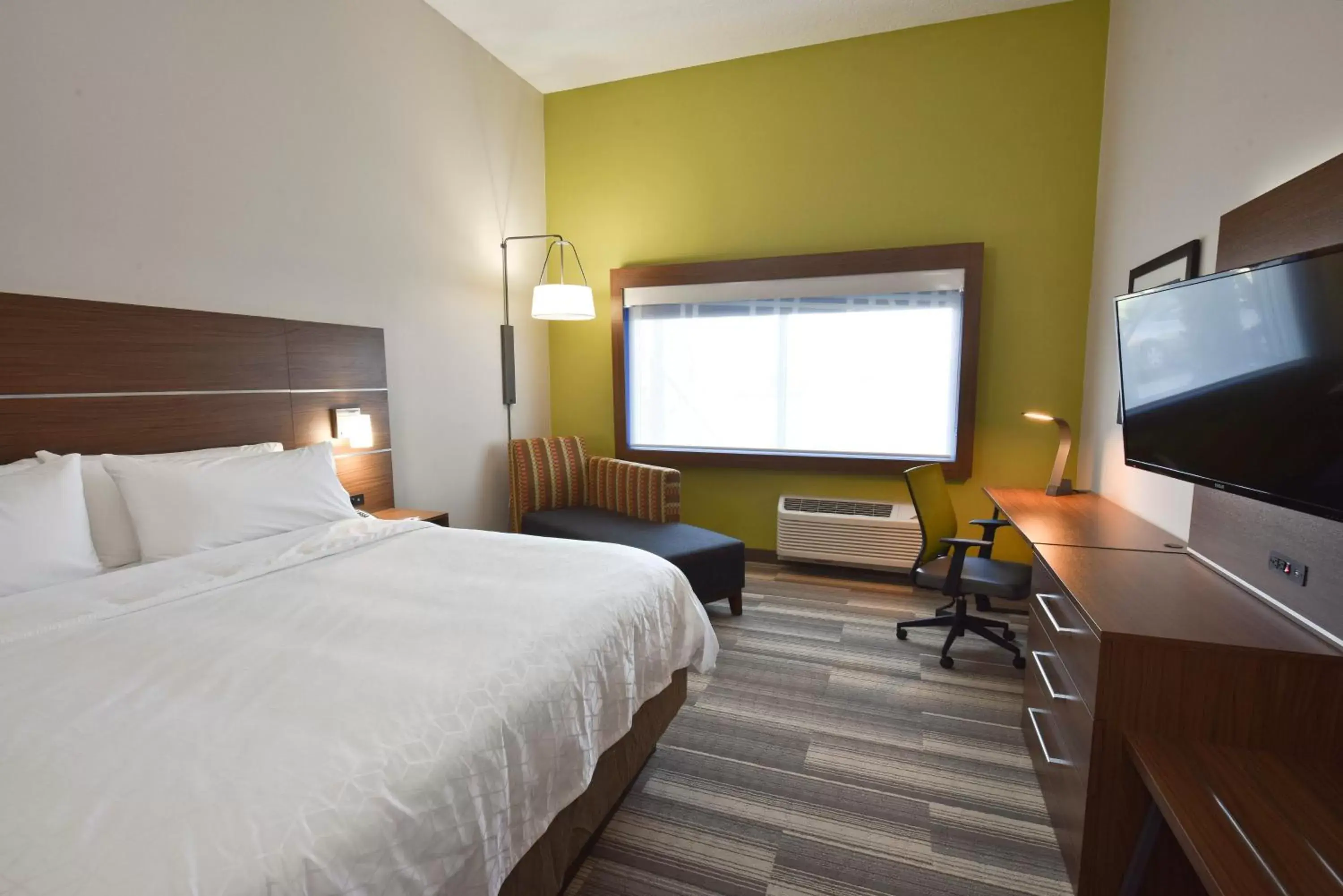 Standard King Room with Roll-in Shower - Mobility Accessible in Holiday Inn Express & Suites - Orlando - Southeast by IHG Standard King Room with Roll-in Shower - Mobility Accessible in Holiday Inn Express & Suites - Orlando - Southeast by IHG