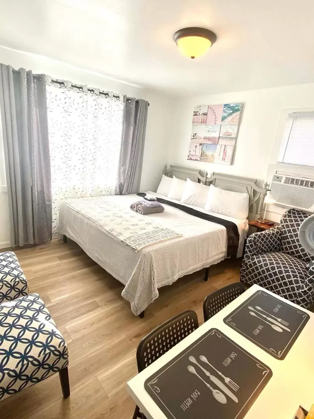 King Room - single occupancy in Cobmin Ridge Motel King Room - single occupancy in Cobmin Ridge Motel