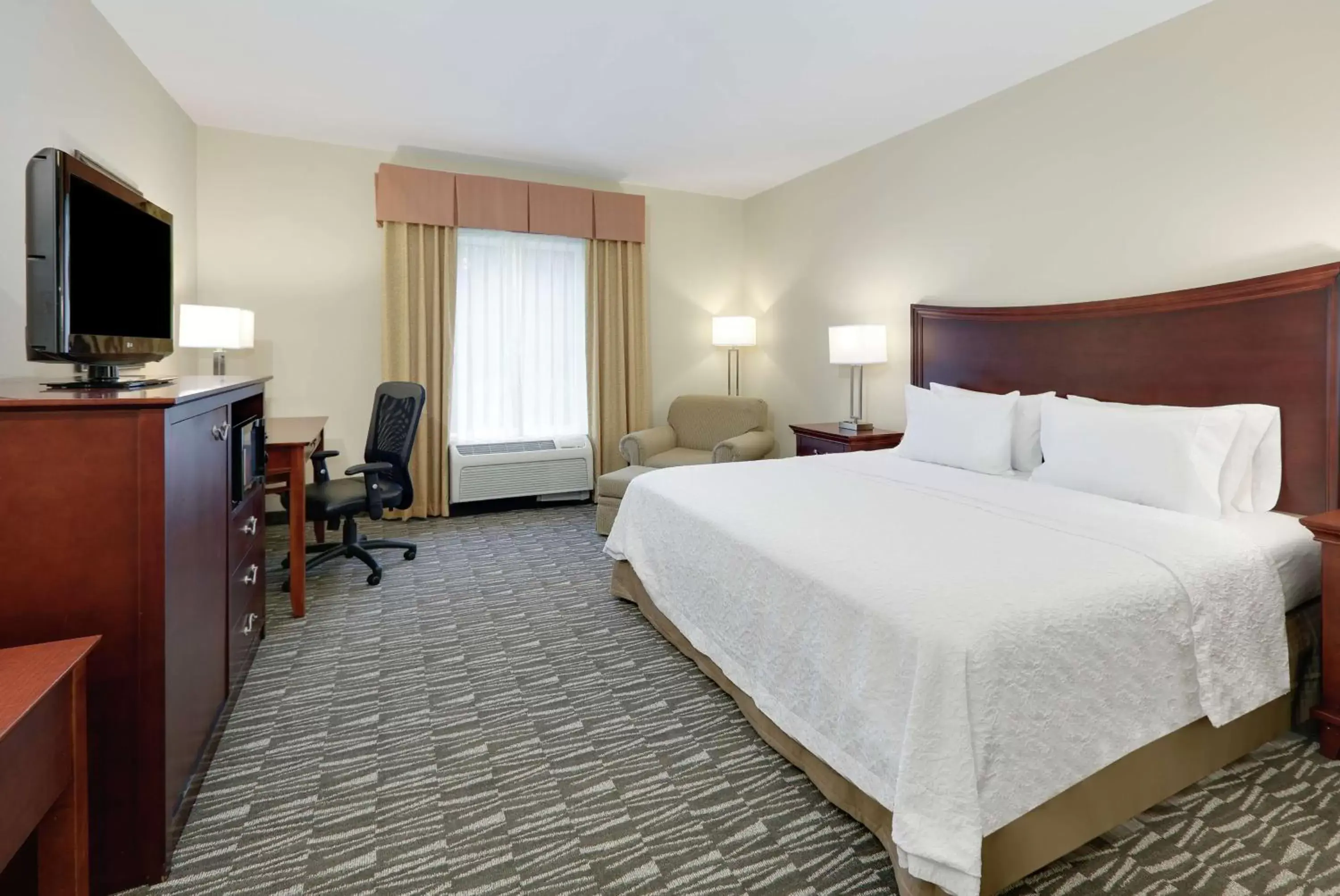 King Room with Bath Tub - Disability Accessible/Non-Smoking in Hampton Inn & Suites Southern Pines-Pinehurst King Room with Bath Tub - Disability Accessible/Non-Smoking in Hampton Inn & Suites Southern Pines-Pinehurst