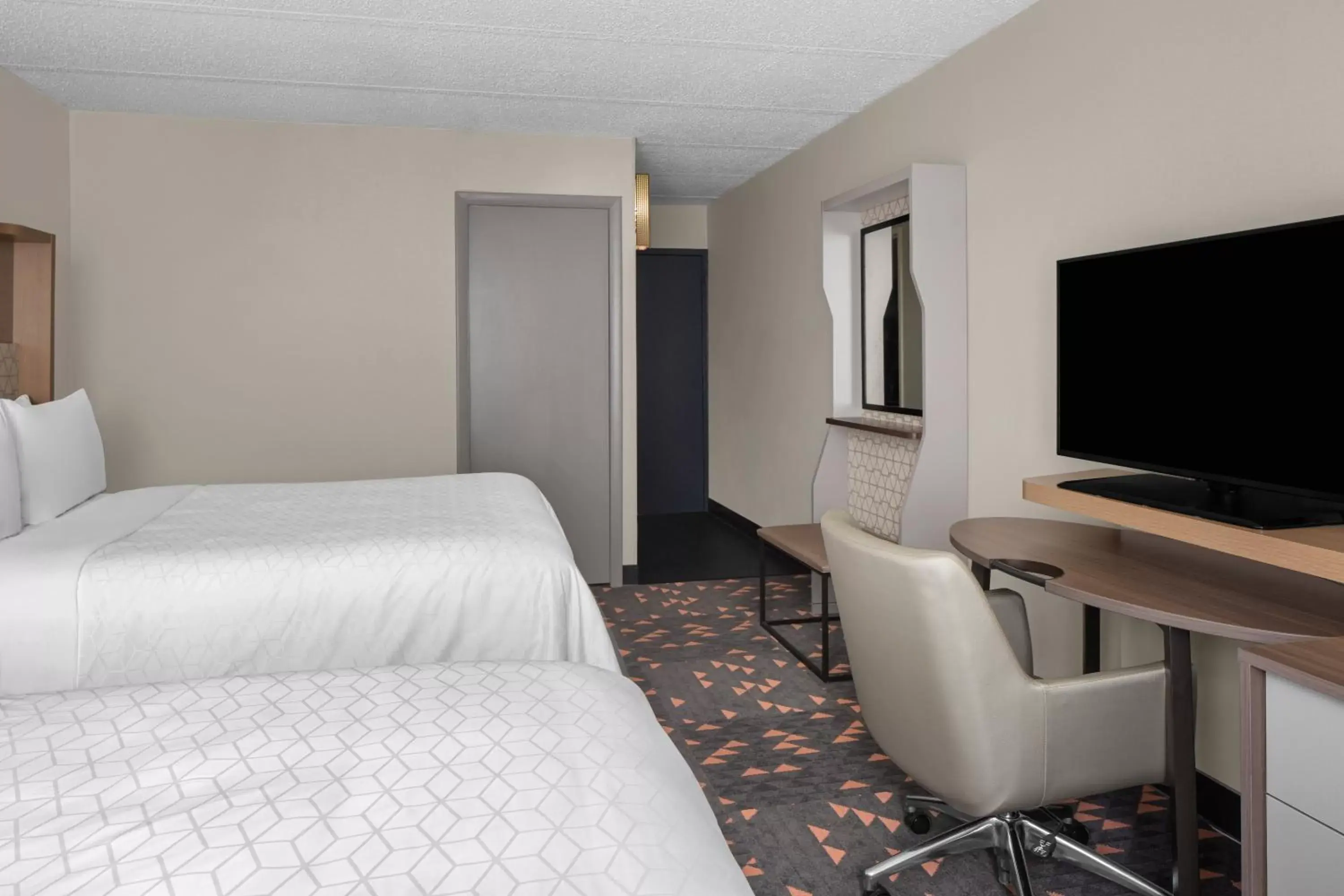 Standard Queen Room with Two Queen Beds in Holiday Inn Hasbrouck Heights-Meadowlands by IHG Standard Queen Room with Two Queen Beds in Holiday Inn Hasbrouck Heights-Meadowlands by IHG