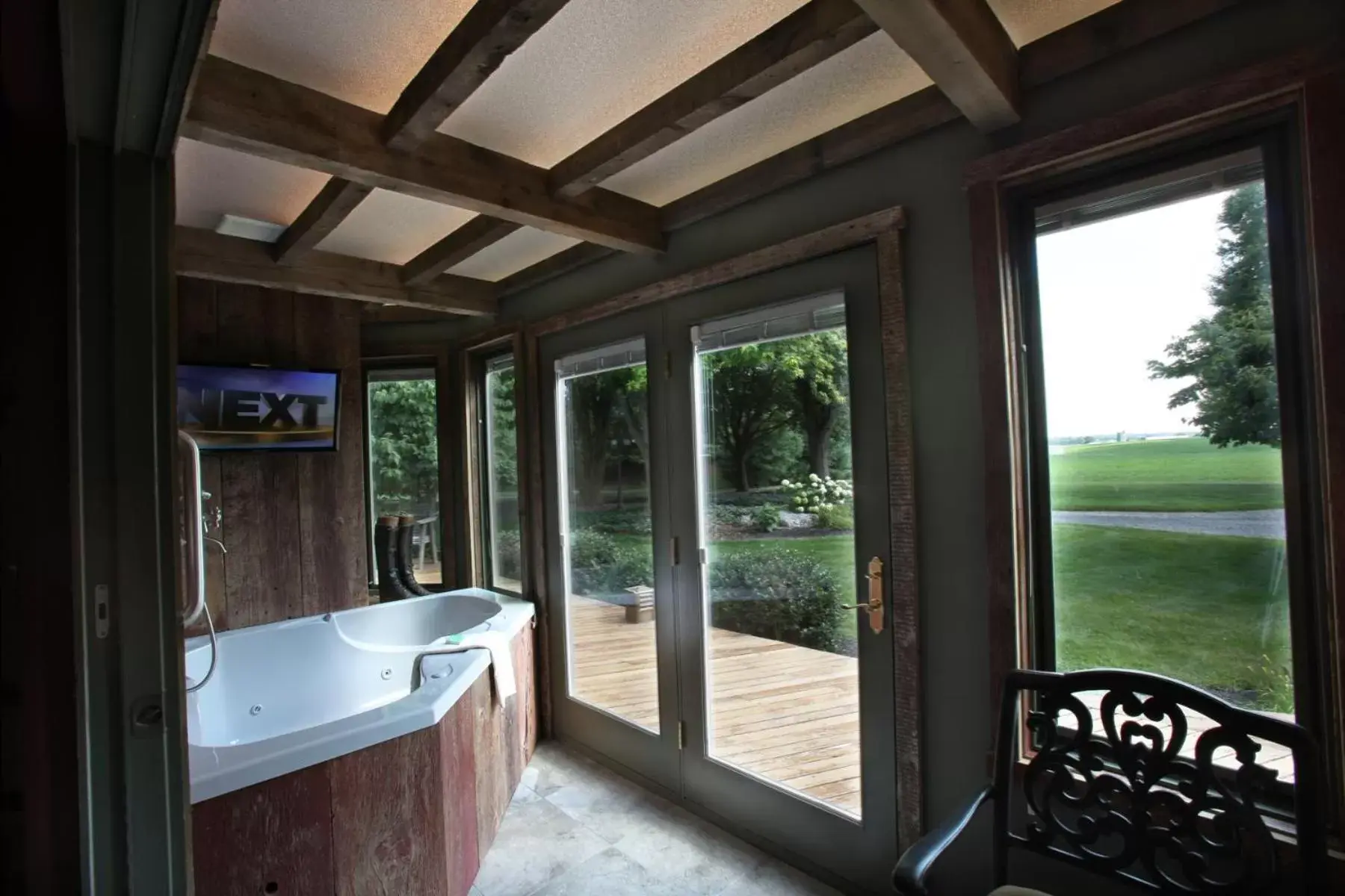 Deluxe Queen Suite in Twin Pine Manor Deluxe Queen Suite in Twin Pine Manor