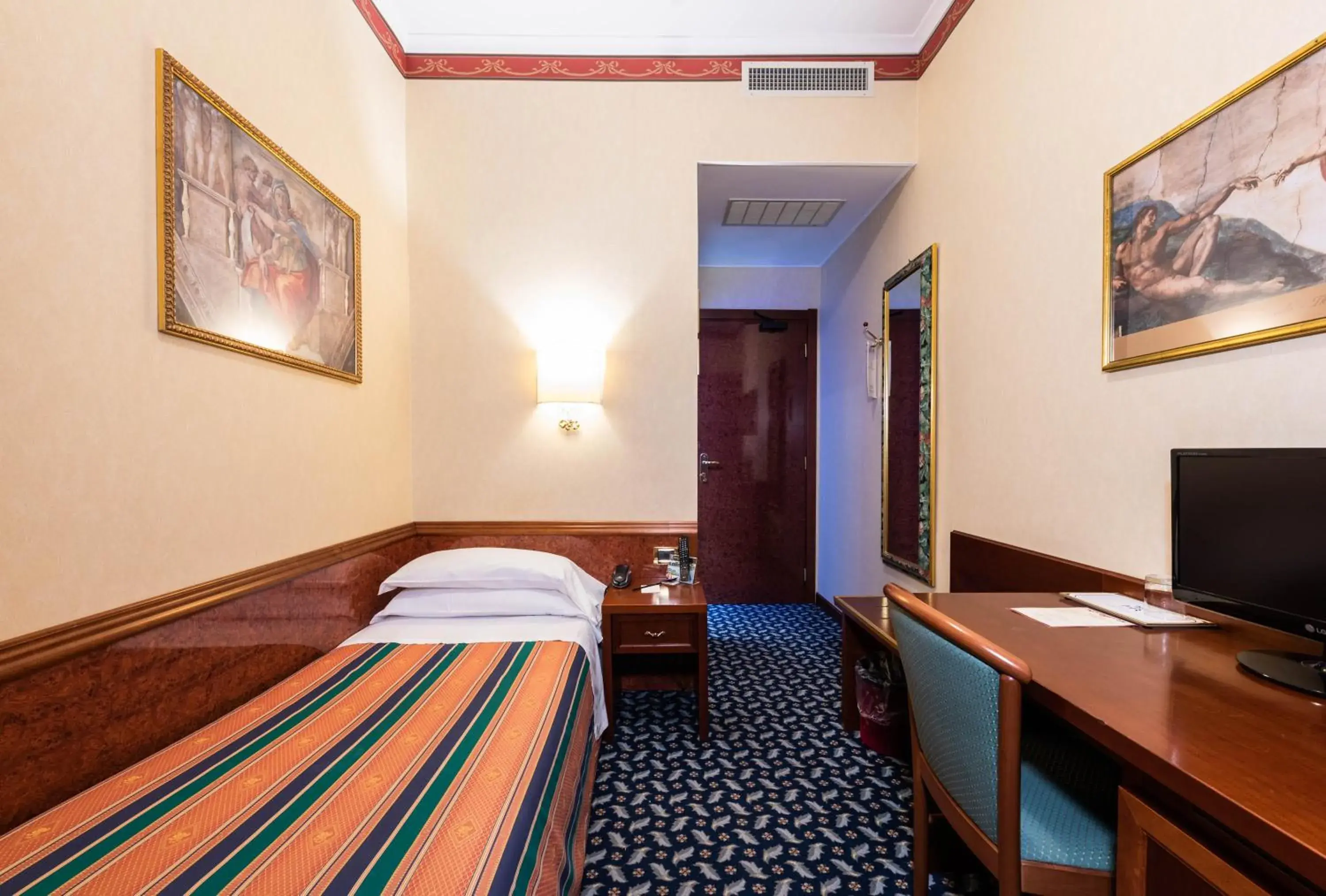 Single Room in Hotel Royal Single Room in Hotel Royal