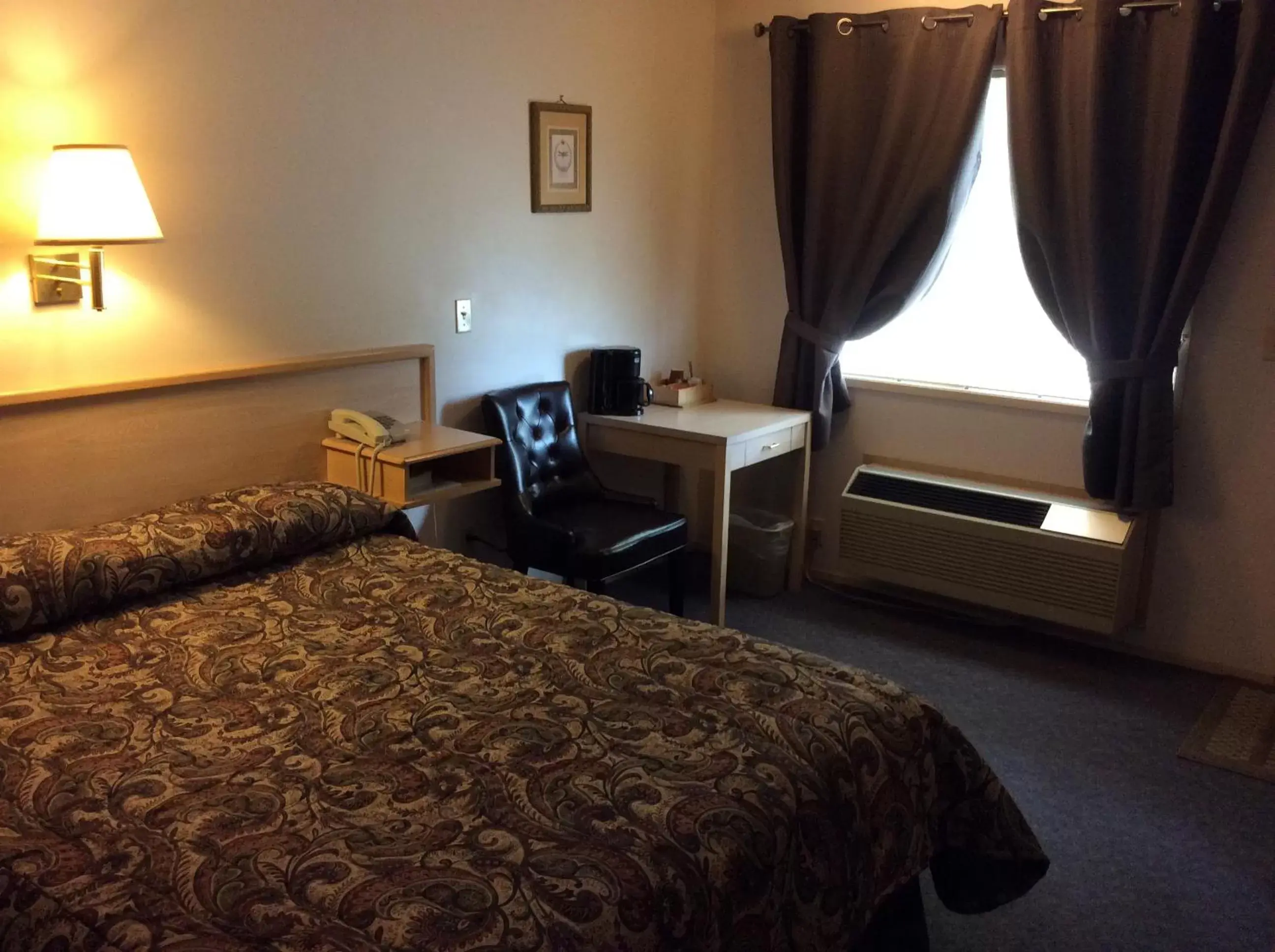 Standard Queen Room in Ace Western Motel Standard Queen Room in Ace Western Motel