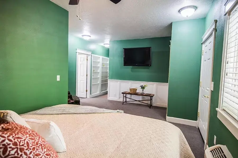 King Room in The Campbell House Inn King Room in The Campbell House Inn