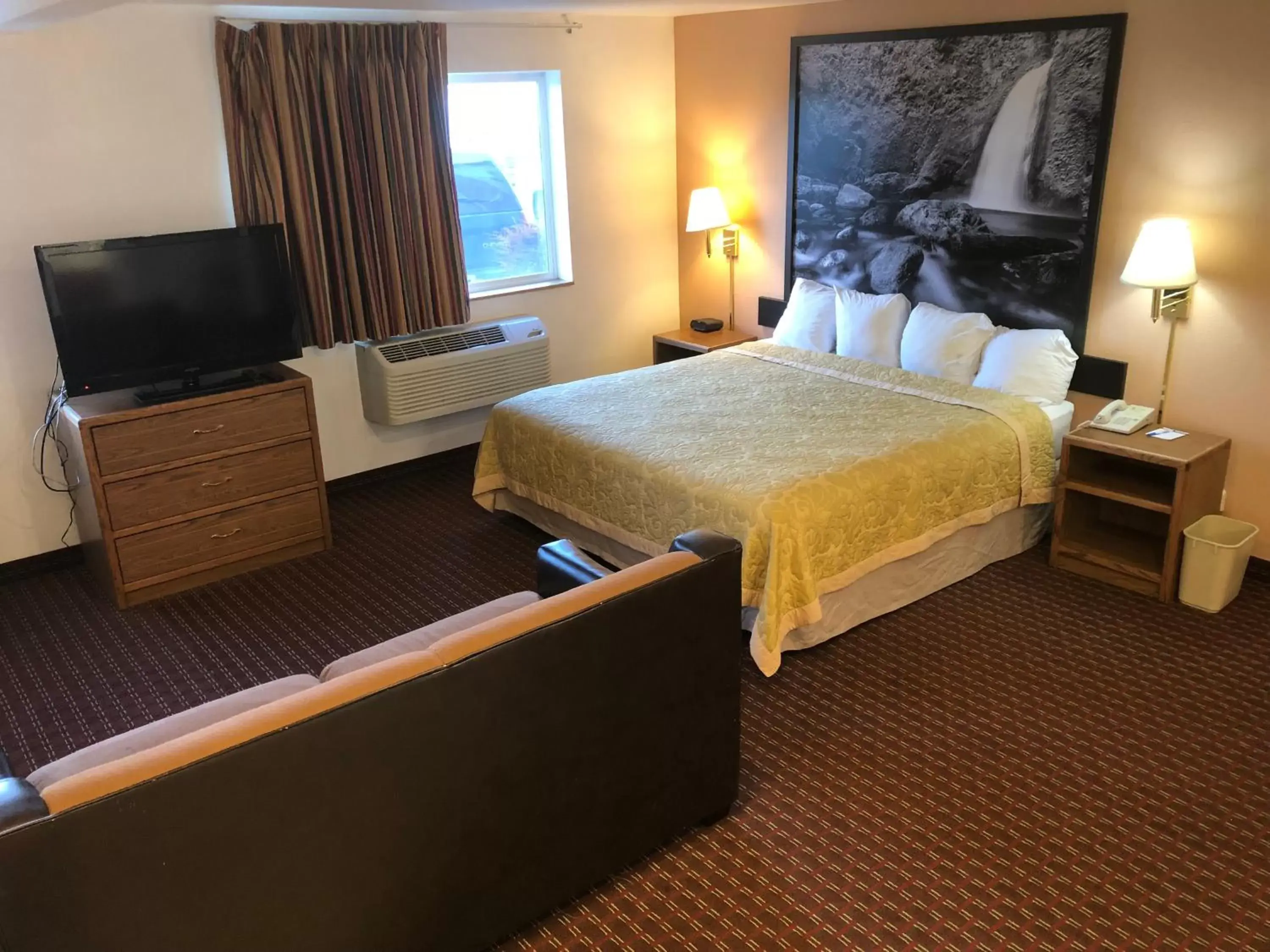 Deluxe King Studio Suite - Non-Smoking in Super 8 by Wyndham The Dalles OR Deluxe King Studio Suite - Non-Smoking in Super 8 by Wyndham The Dalles OR