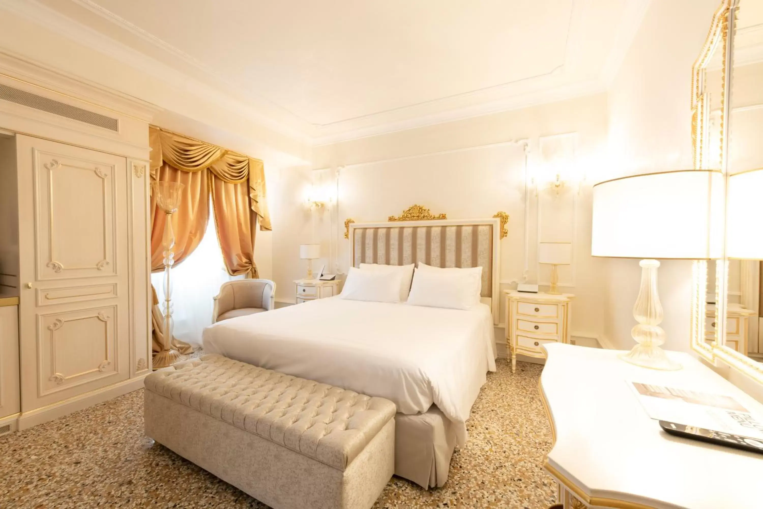 Superior Double Room in Ca' Bonfadini Historic Experience Superior Double Room in Ca' Bonfadini Historic Experience