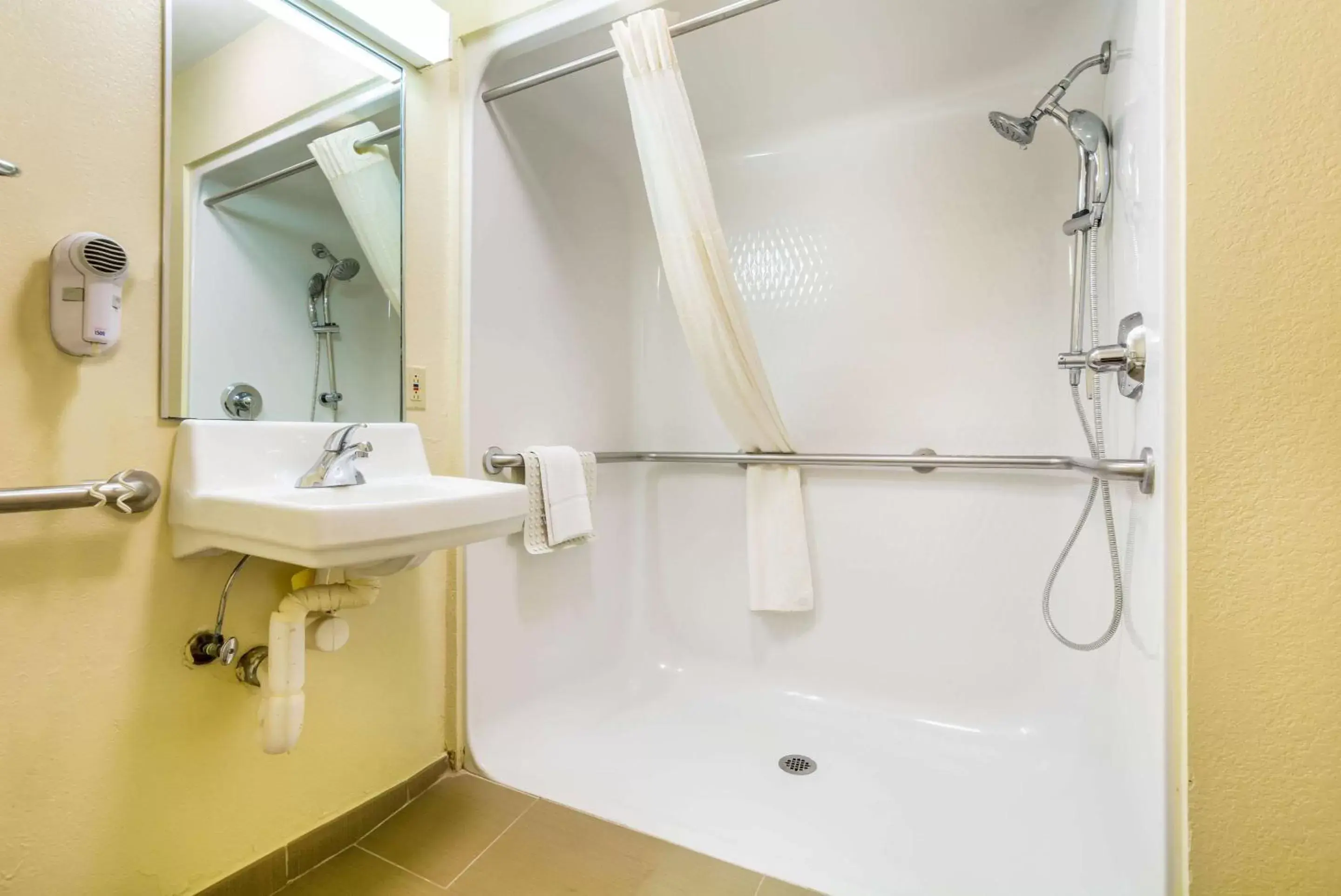 King Room - Accessible/Non-Smoking in Quality Inn & Suites Sellersburg - Louisville Area King Room - Accessible/Non-Smoking in Quality Inn & Suites Sellersburg - Louisville Area