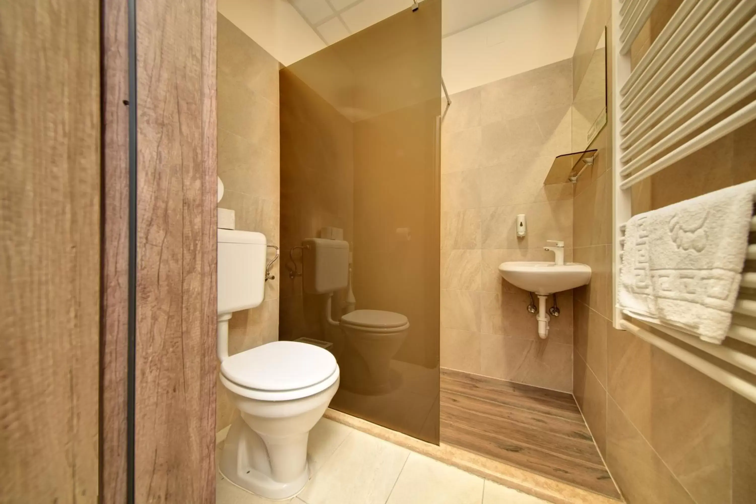 Standard Triple Room with Air-Conditioning - single occupancy in Familia Panzió & Apartmanház Győr Standard Triple Room with Air-Conditioning - single occupancy in Familia Panzió & Apartmanház Győr