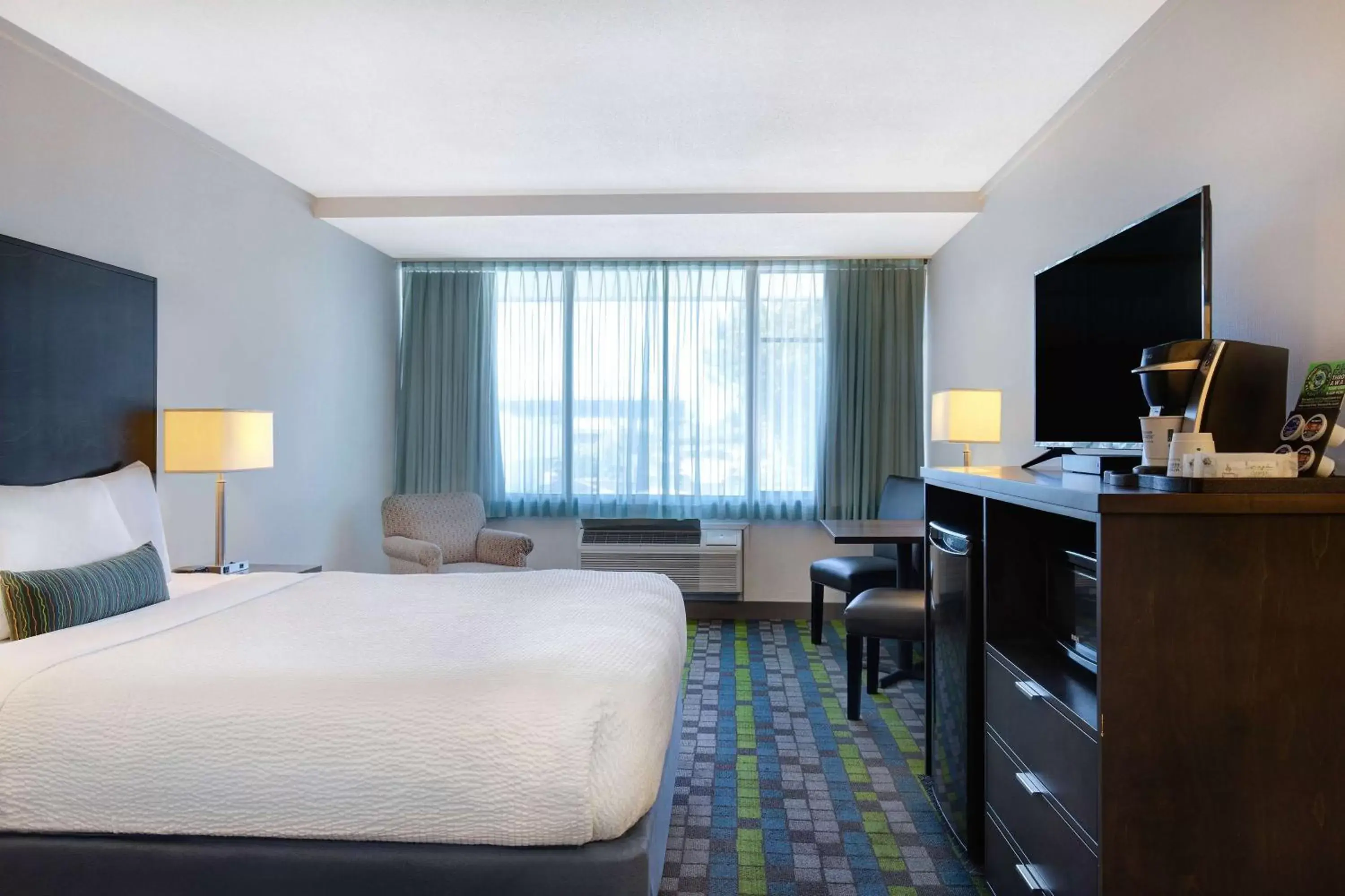 Queen Room - Non-Smoking in Days Inn by Wyndham Victoria Airport Sidney Queen Room - Non-Smoking in Days Inn by Wyndham Victoria Airport Sidney